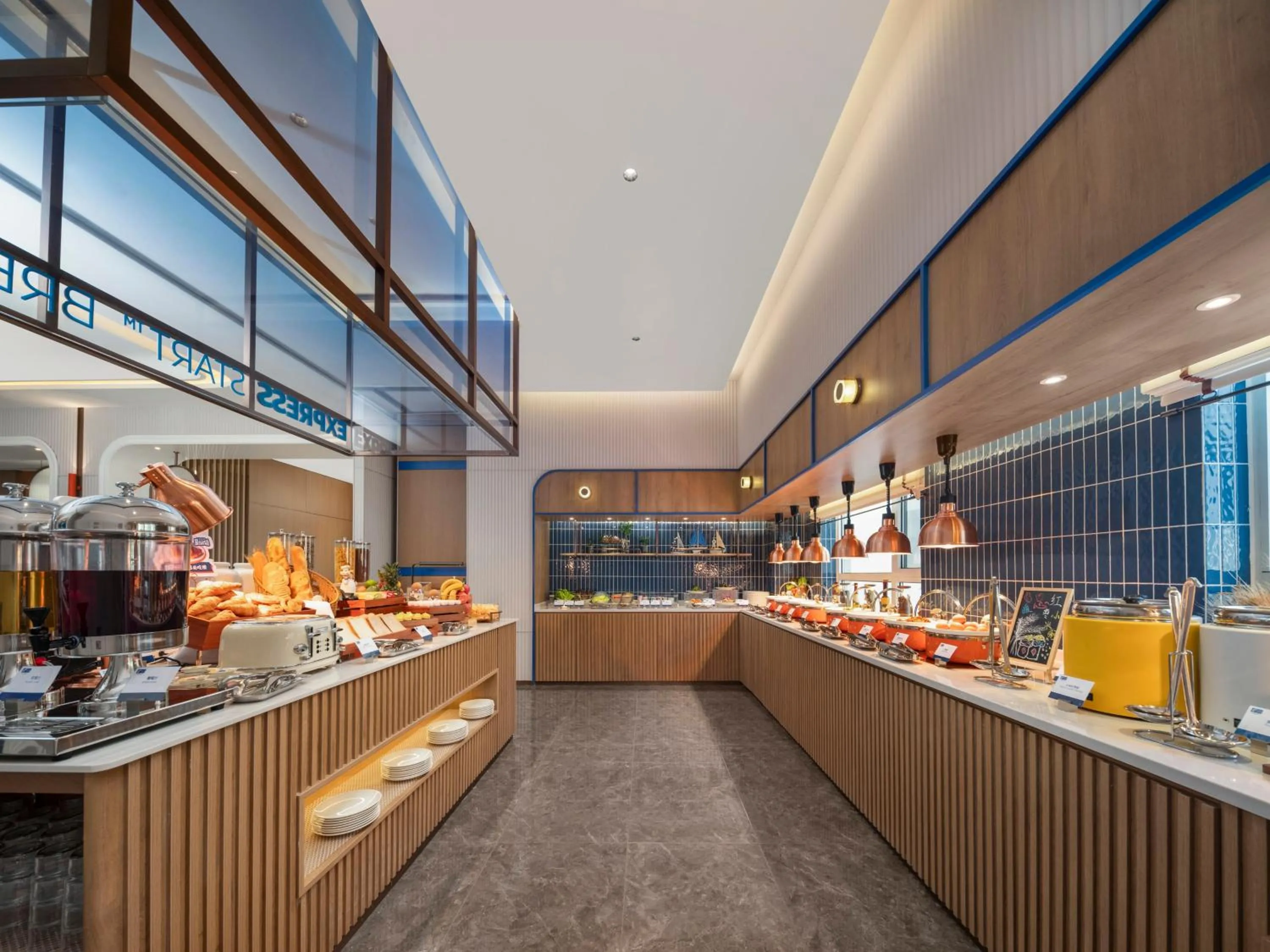 Restaurant/places to eat in Holiday Inn Express Qingdao Downtown by IHG