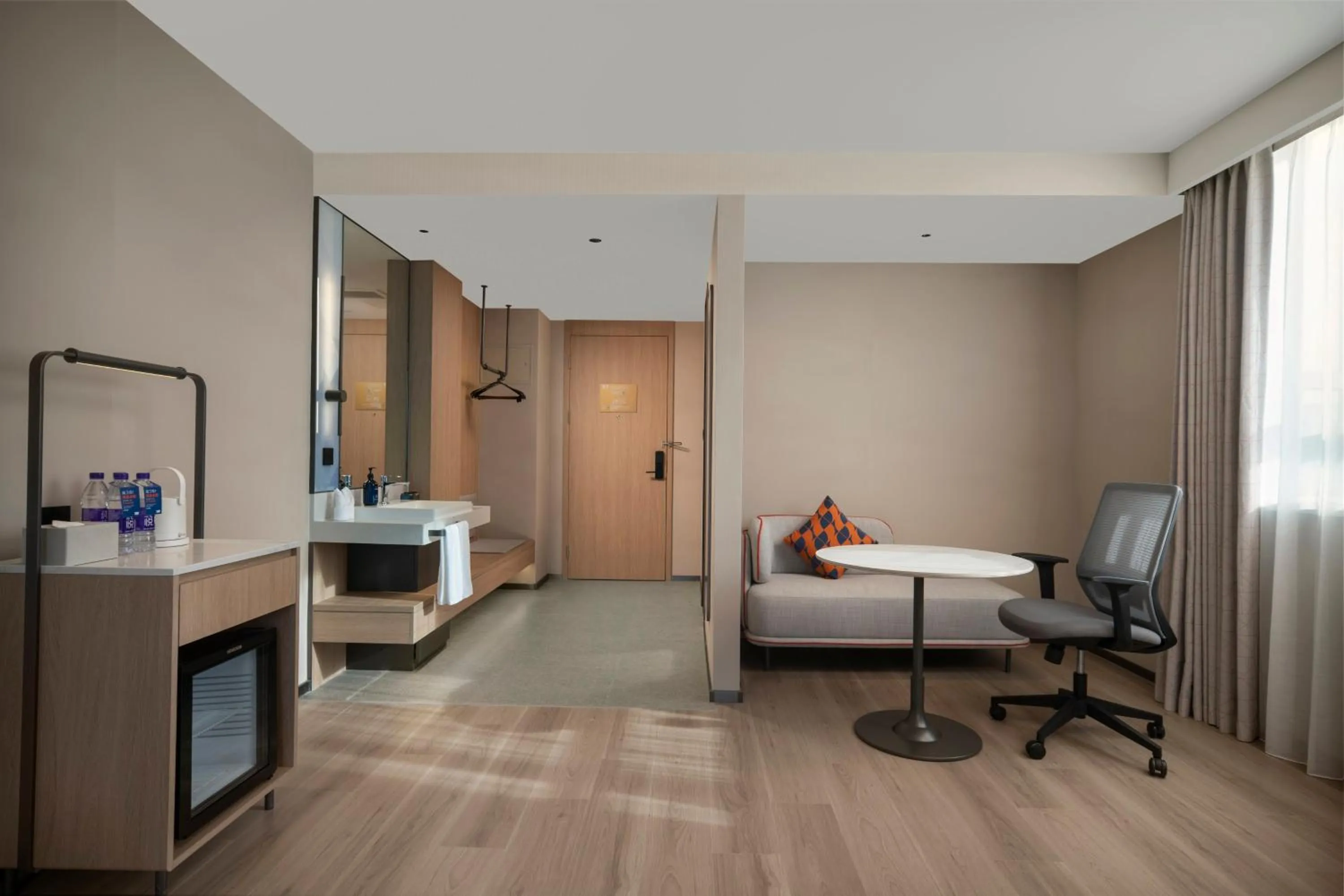 Photo of the whole room, Bed in Holiday Inn Express Qingdao Downtown by IHG