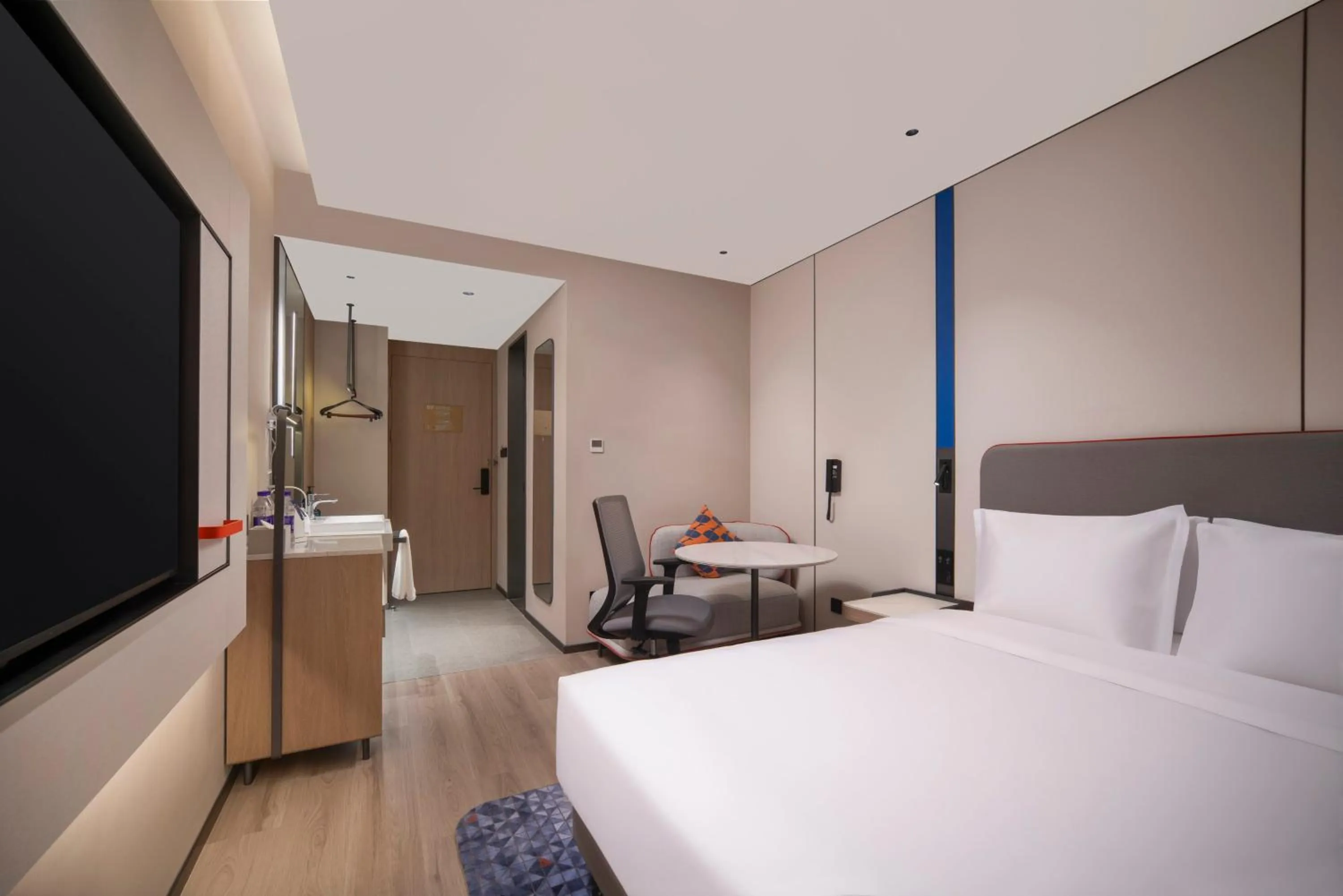 Photo of the whole room, Bed in Holiday Inn Express Qingdao Downtown by IHG