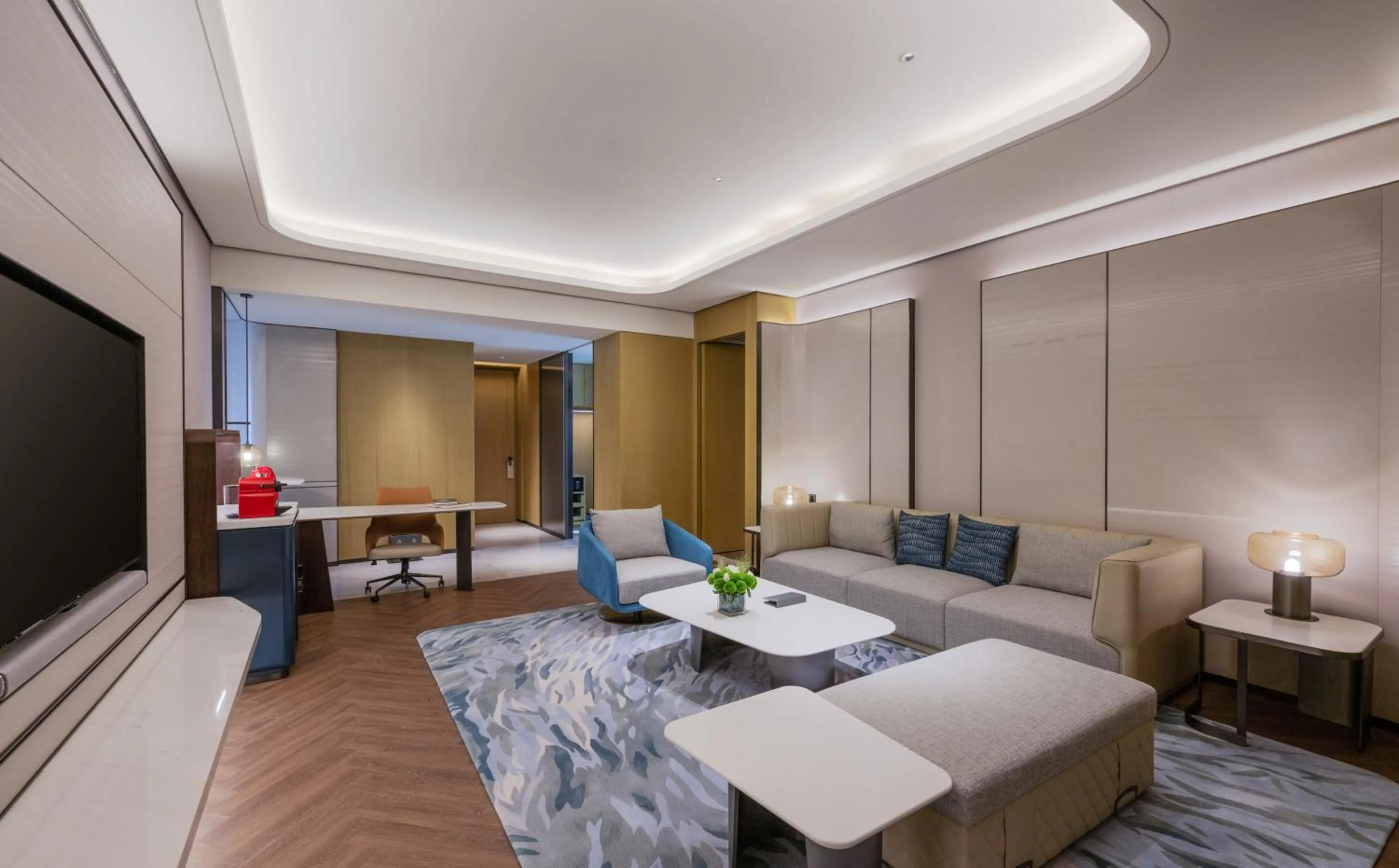 Photo of the whole room, Bed in Crowne Plaza Weihai Binhai by IHG