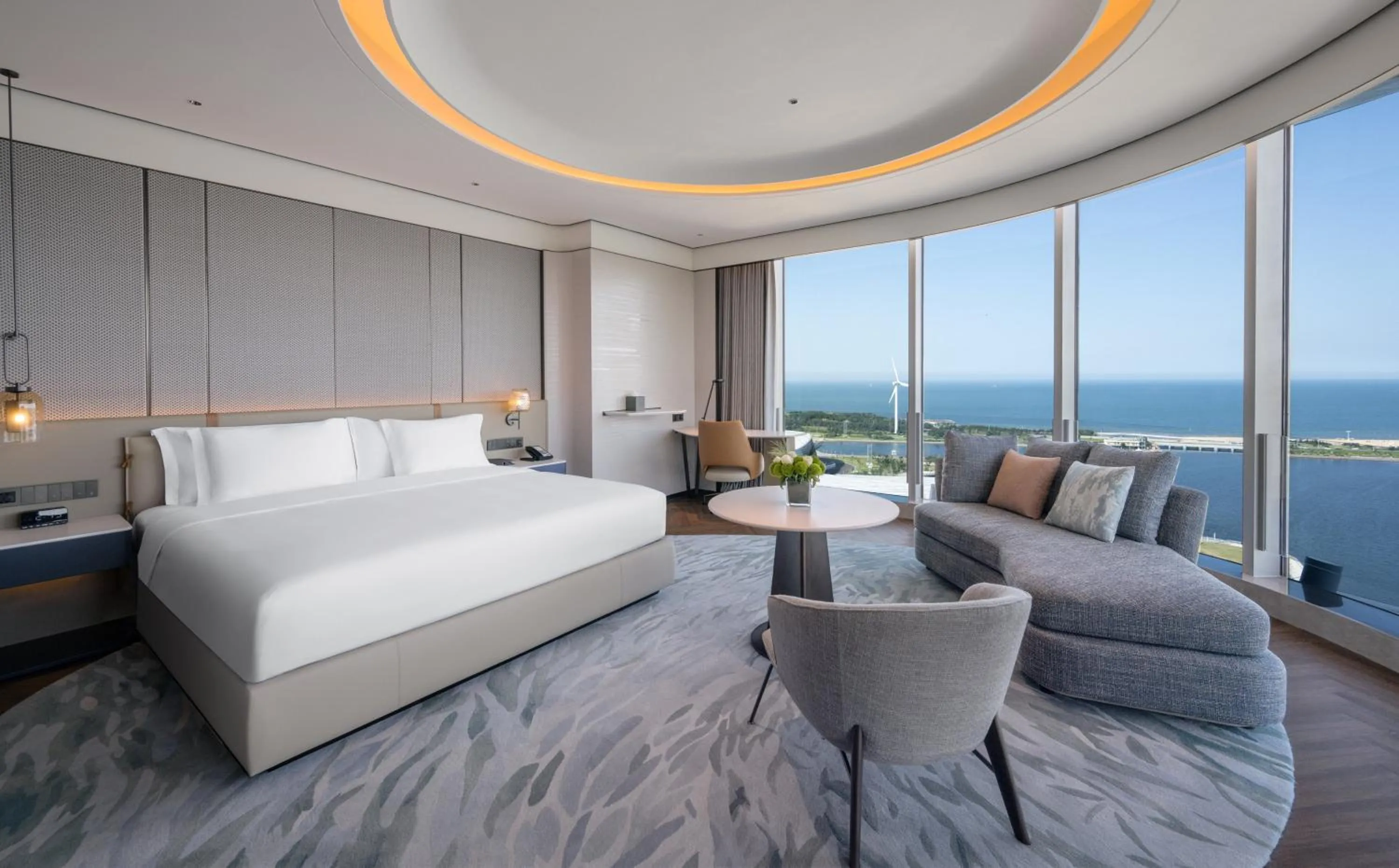 Photo of the whole room, Bed in Crowne Plaza Weihai Binhai by IHG