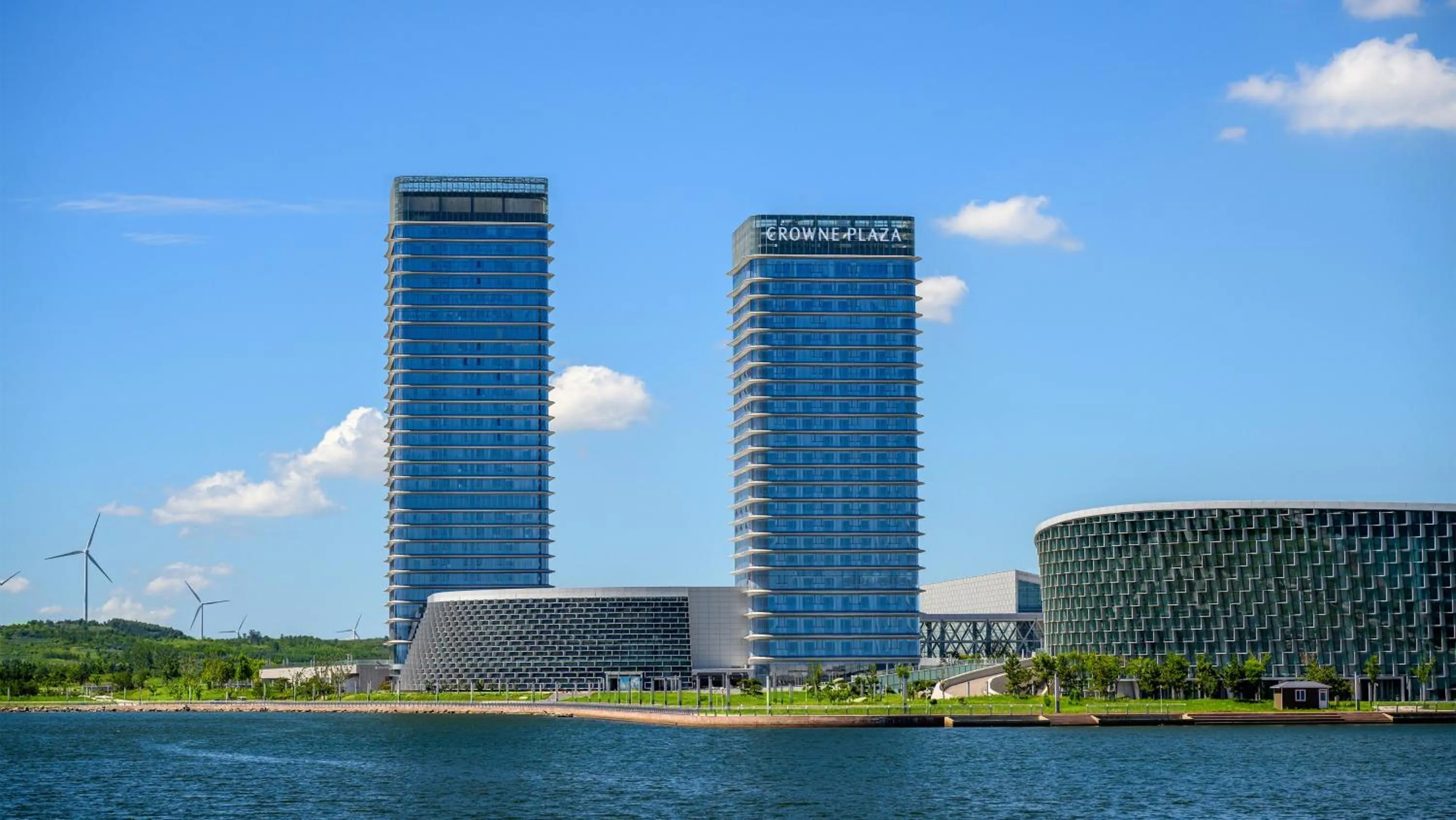 Property building in Crowne Plaza Weihai Binhai by IHG