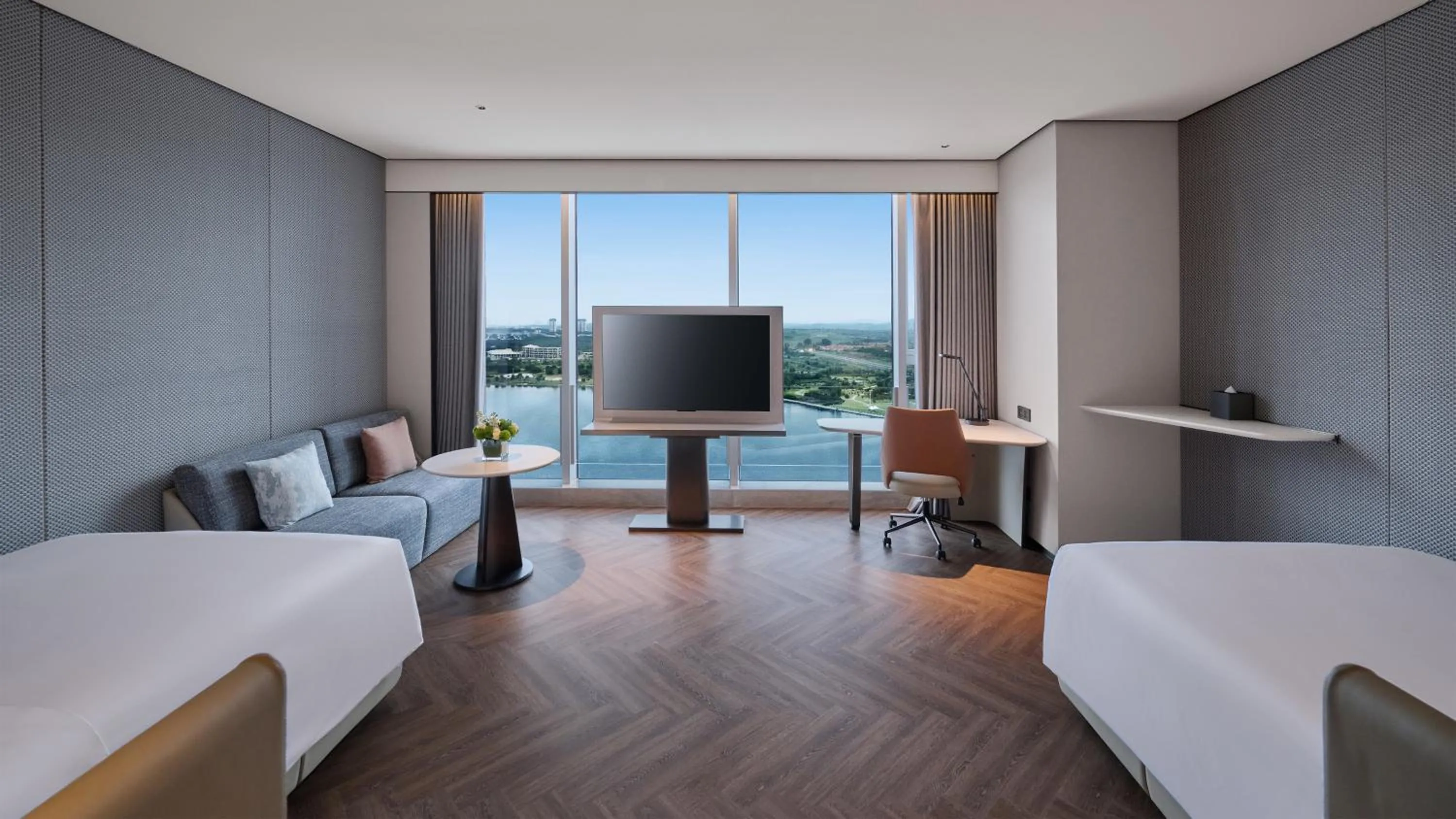 TV and multimedia, Bed in Crowne Plaza Weihai Binhai by IHG