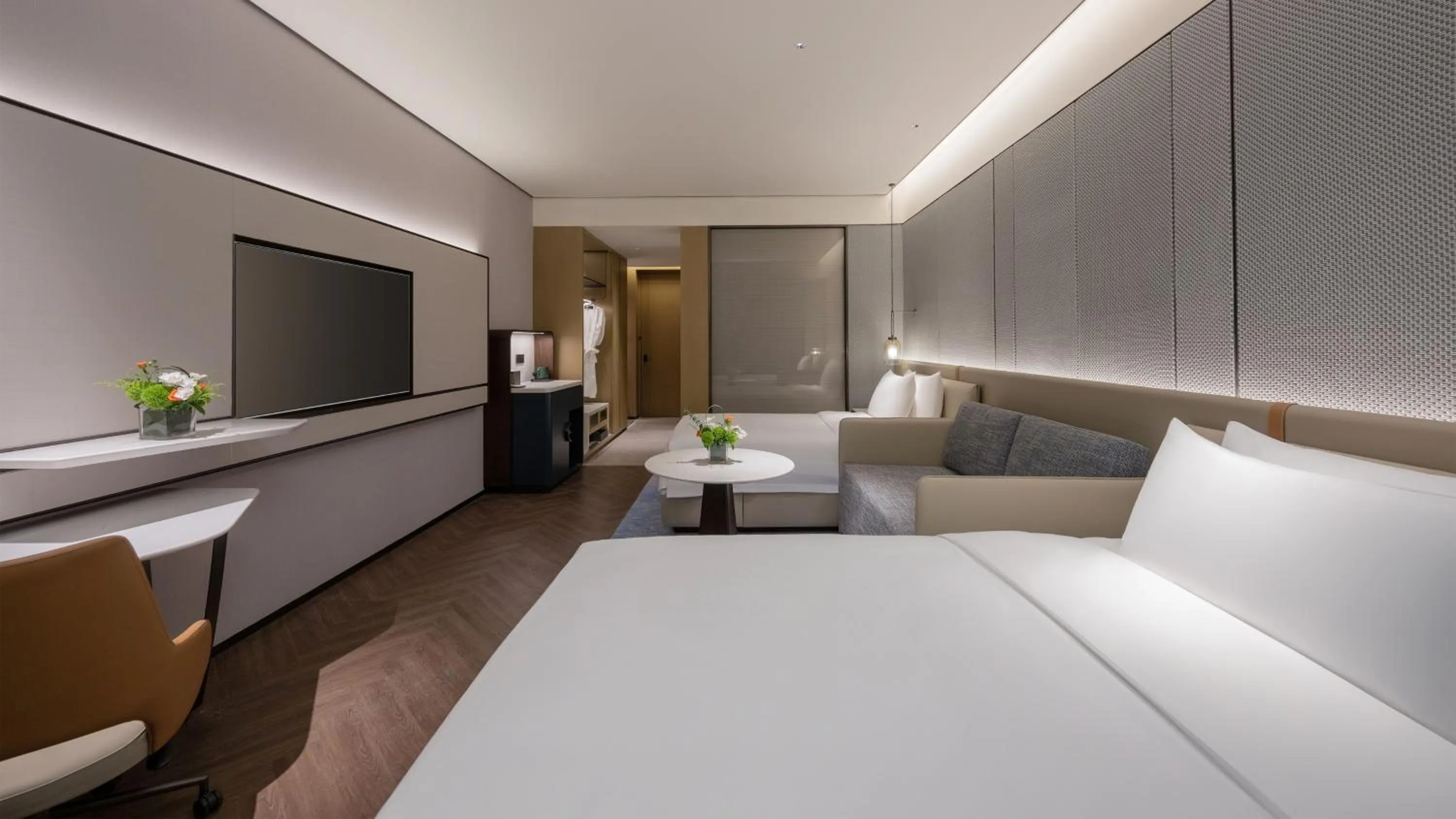 Photo of the whole room, Bed in Crowne Plaza Weihai Binhai by IHG