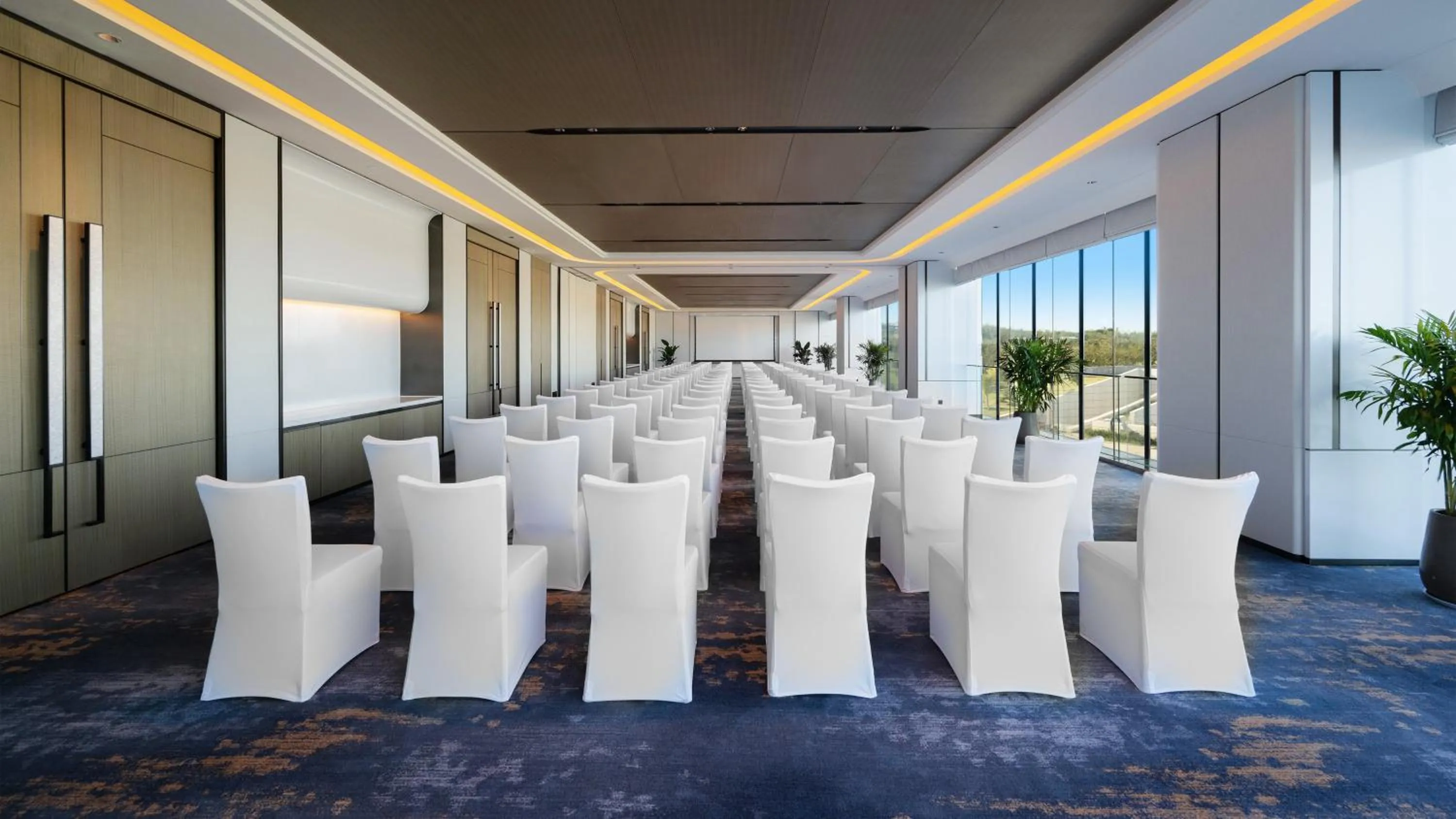 Meeting/conference room in Crowne Plaza Weihai Binhai by IHG