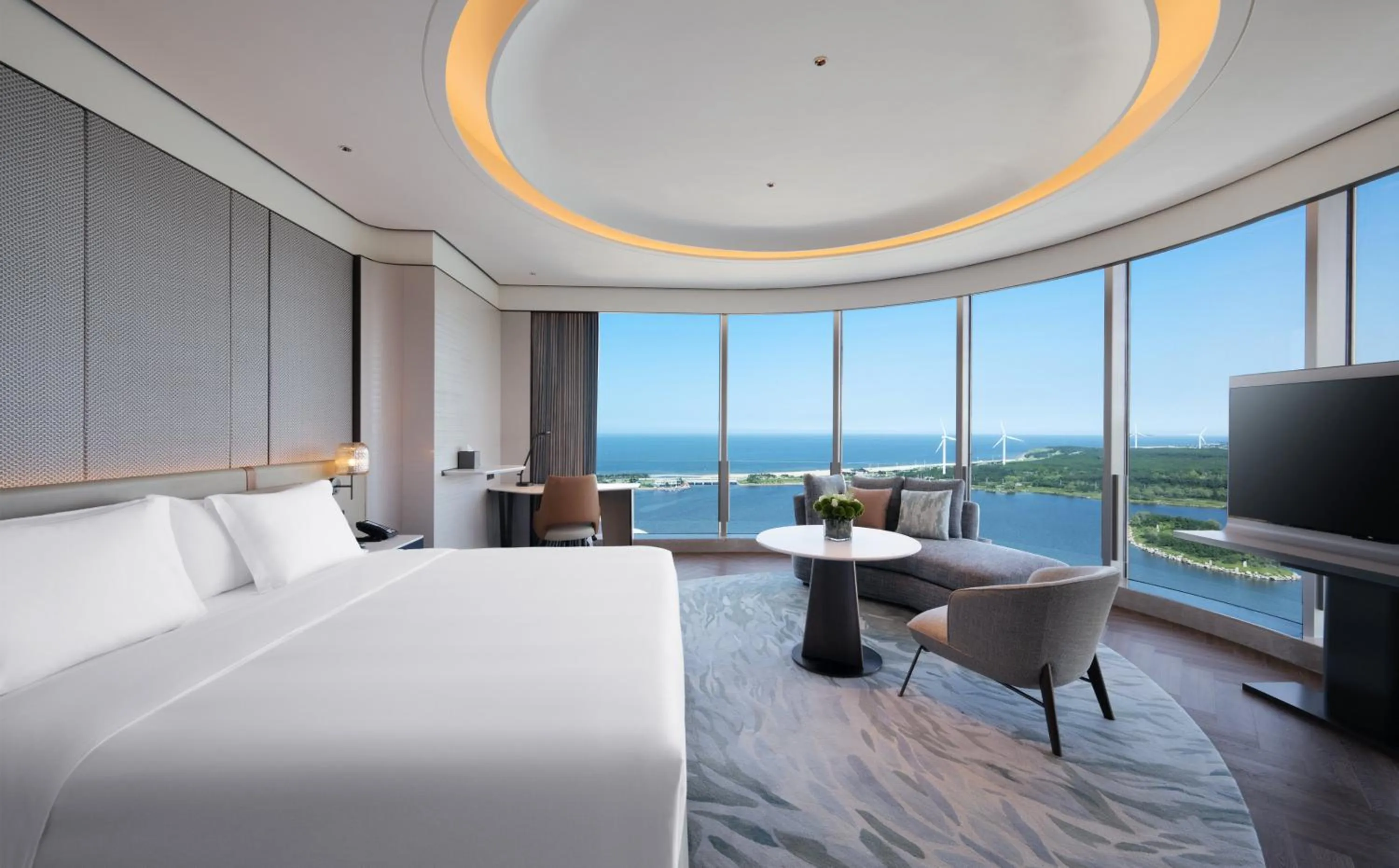 Photo of the whole room, Bed in Crowne Plaza Weihai Binhai by IHG