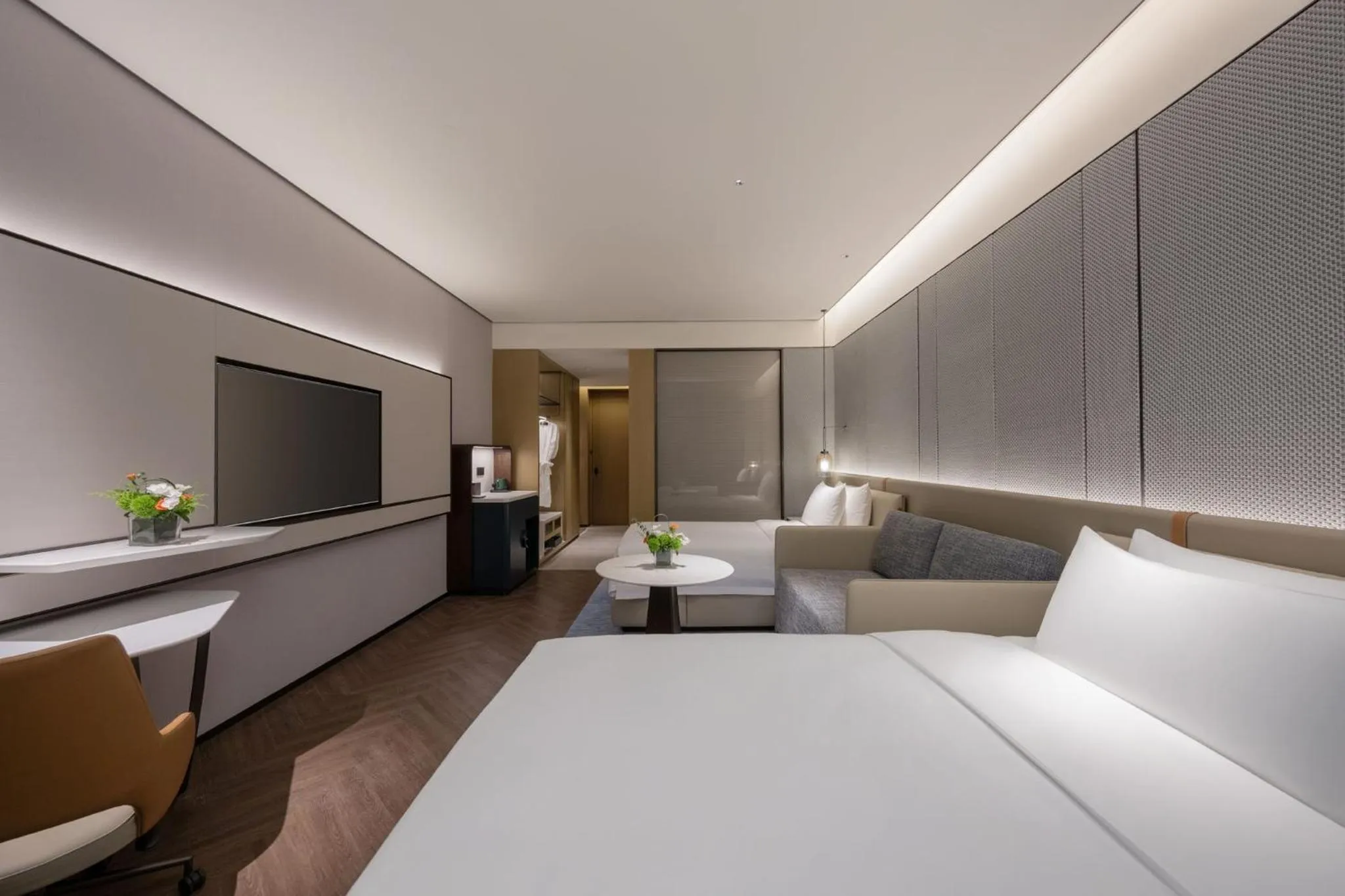 Photo of the whole room, Bed in Crowne Plaza Weihai Binhai by IHG