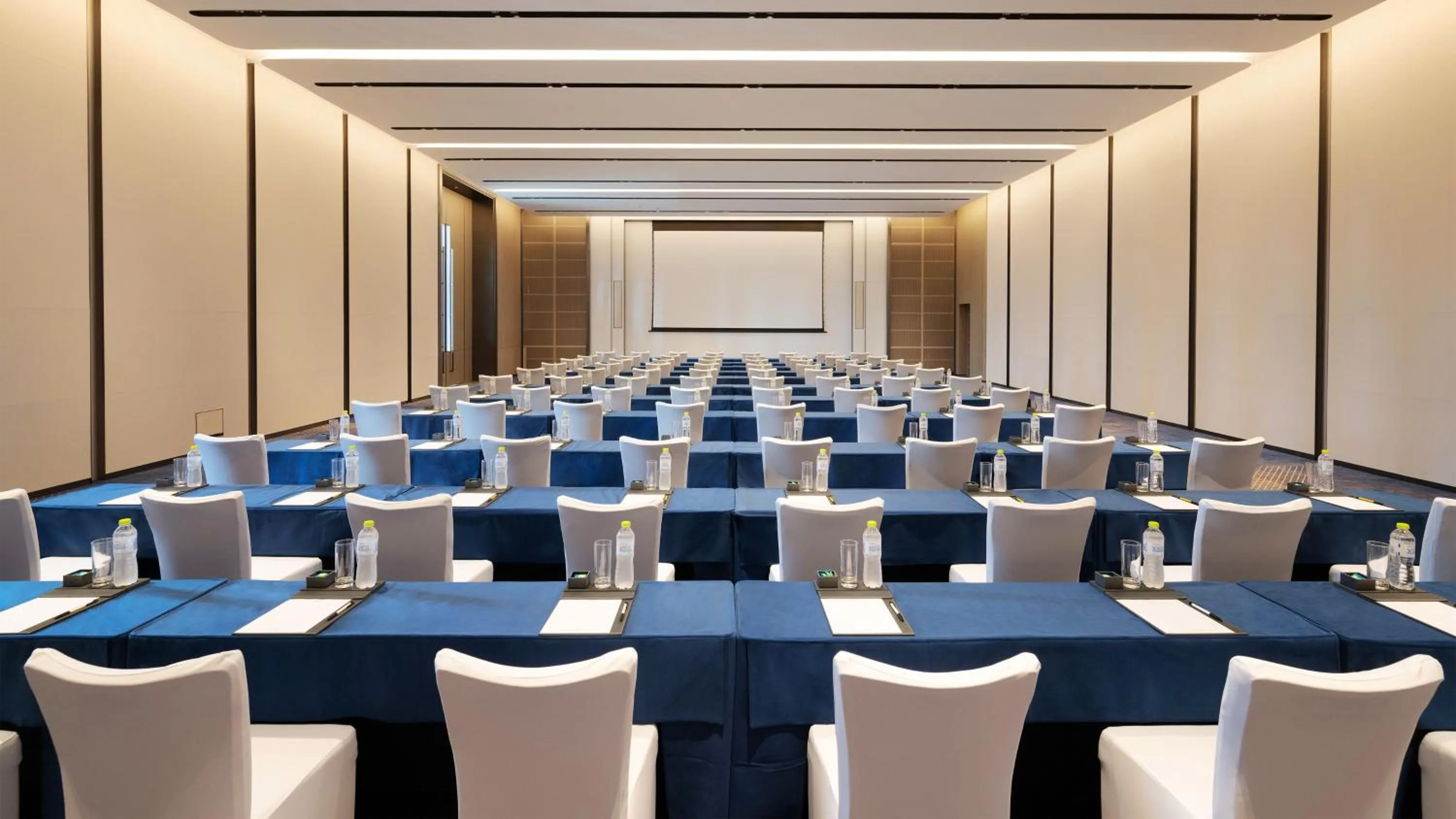 Meeting/conference room in Crowne Plaza Weihai Binhai by IHG