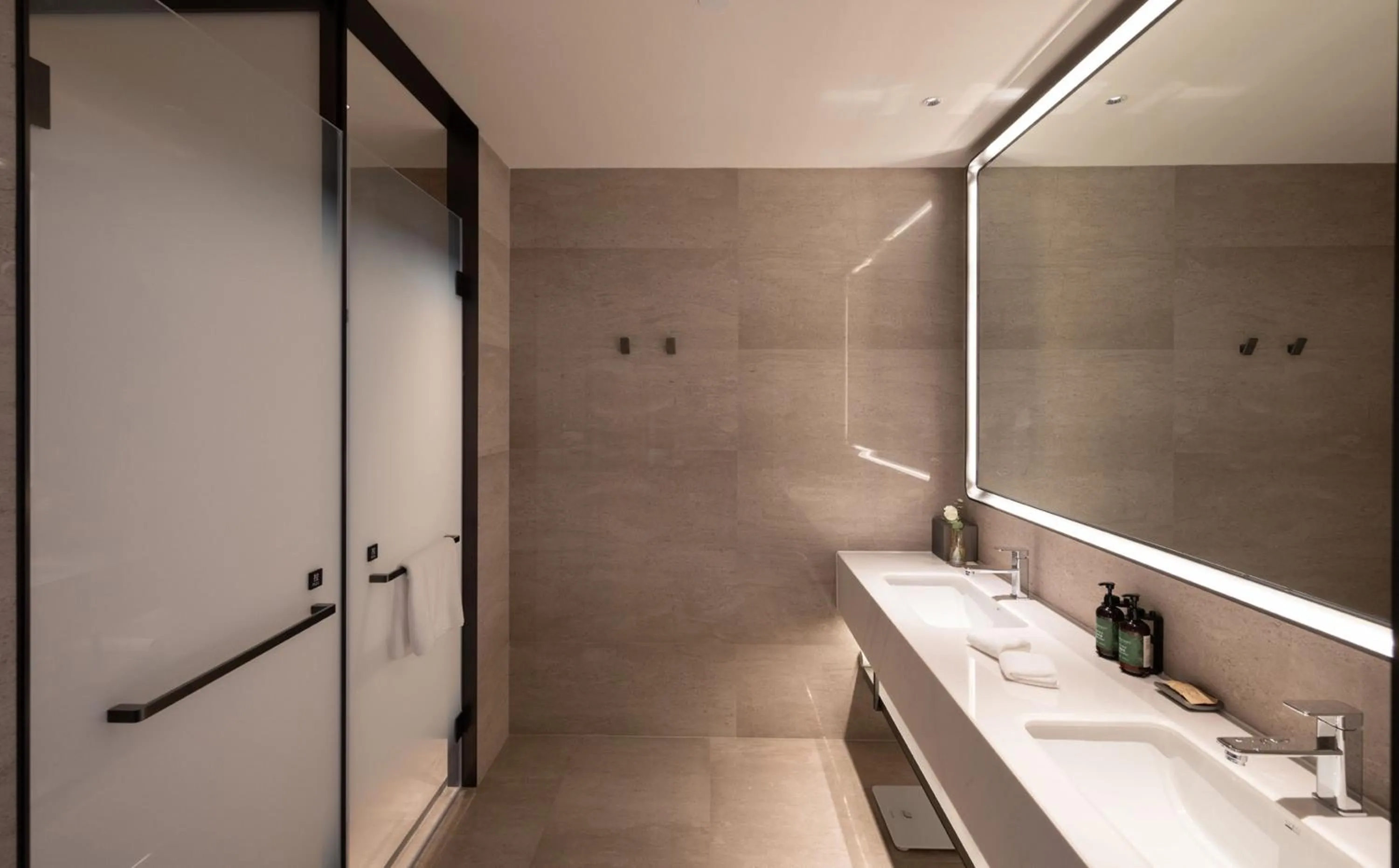 Photo of the whole room in Crowne Plaza Weihai Binhai by IHG