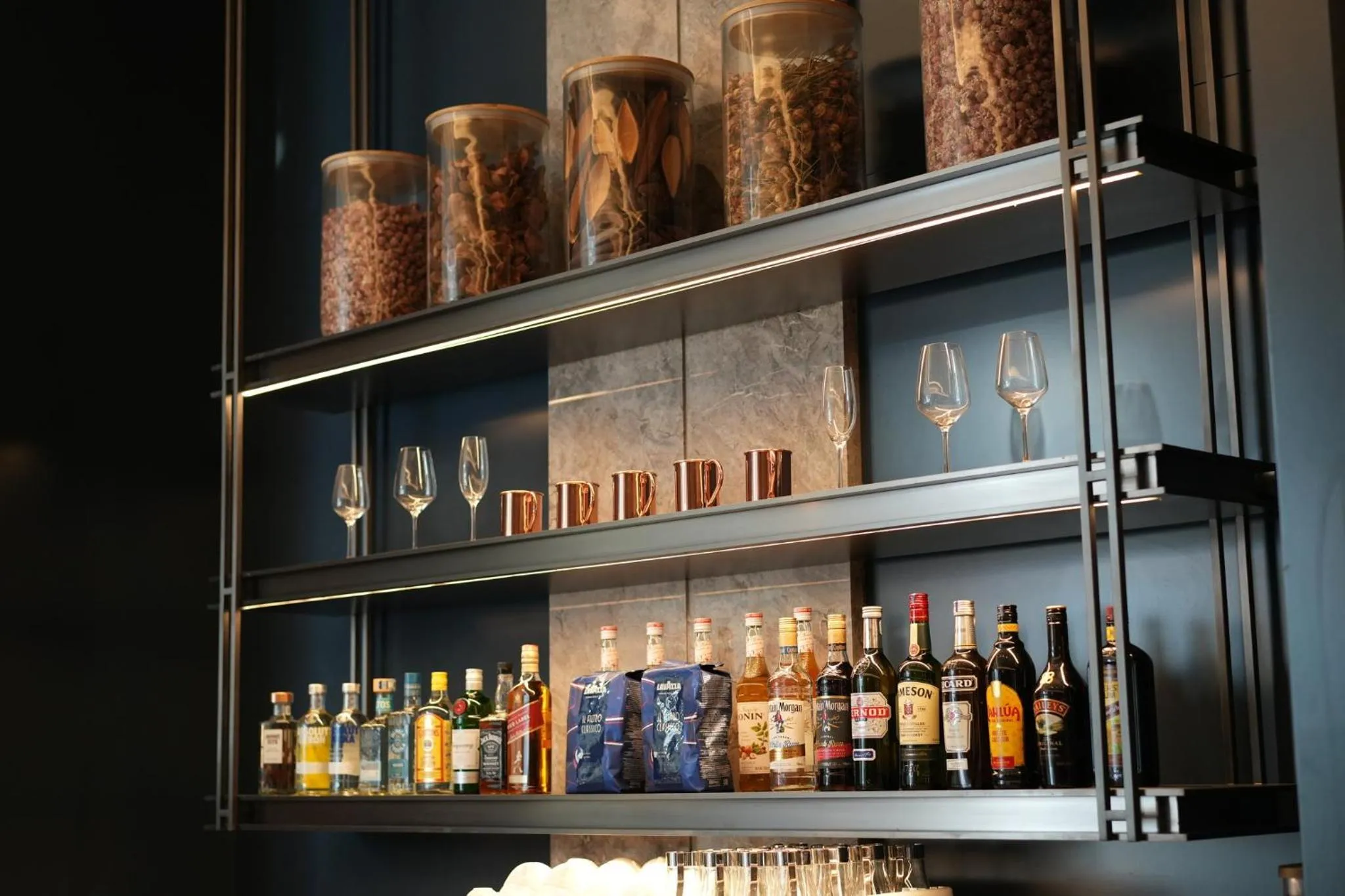 Lounge or bar in Crowne Plaza Weihai Binhai by IHG