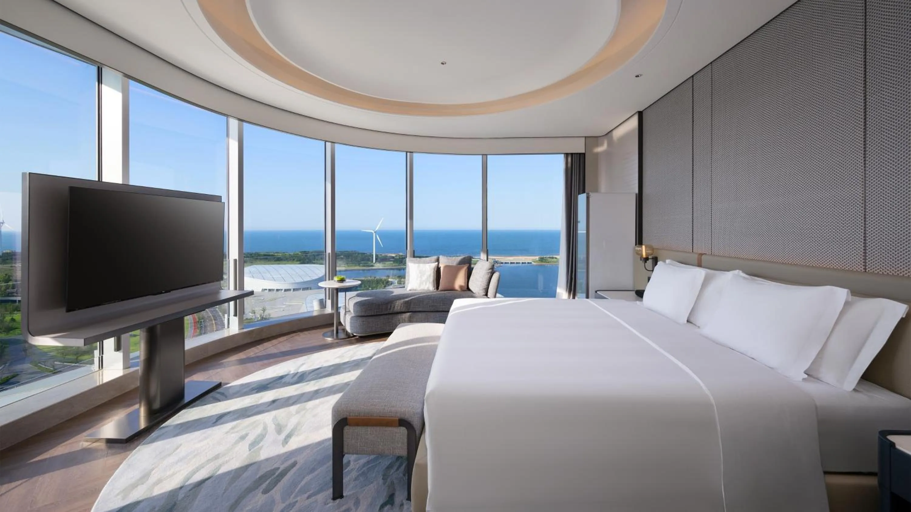 Bed in Crowne Plaza Weihai Binhai by IHG