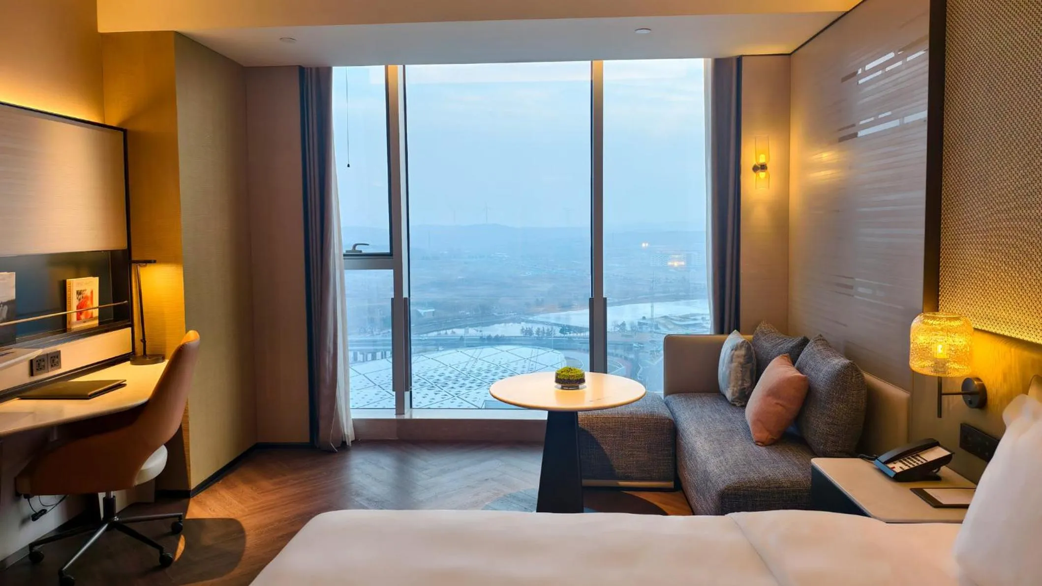 Photo of the whole room, Bed in Crowne Plaza Weihai Binhai by IHG