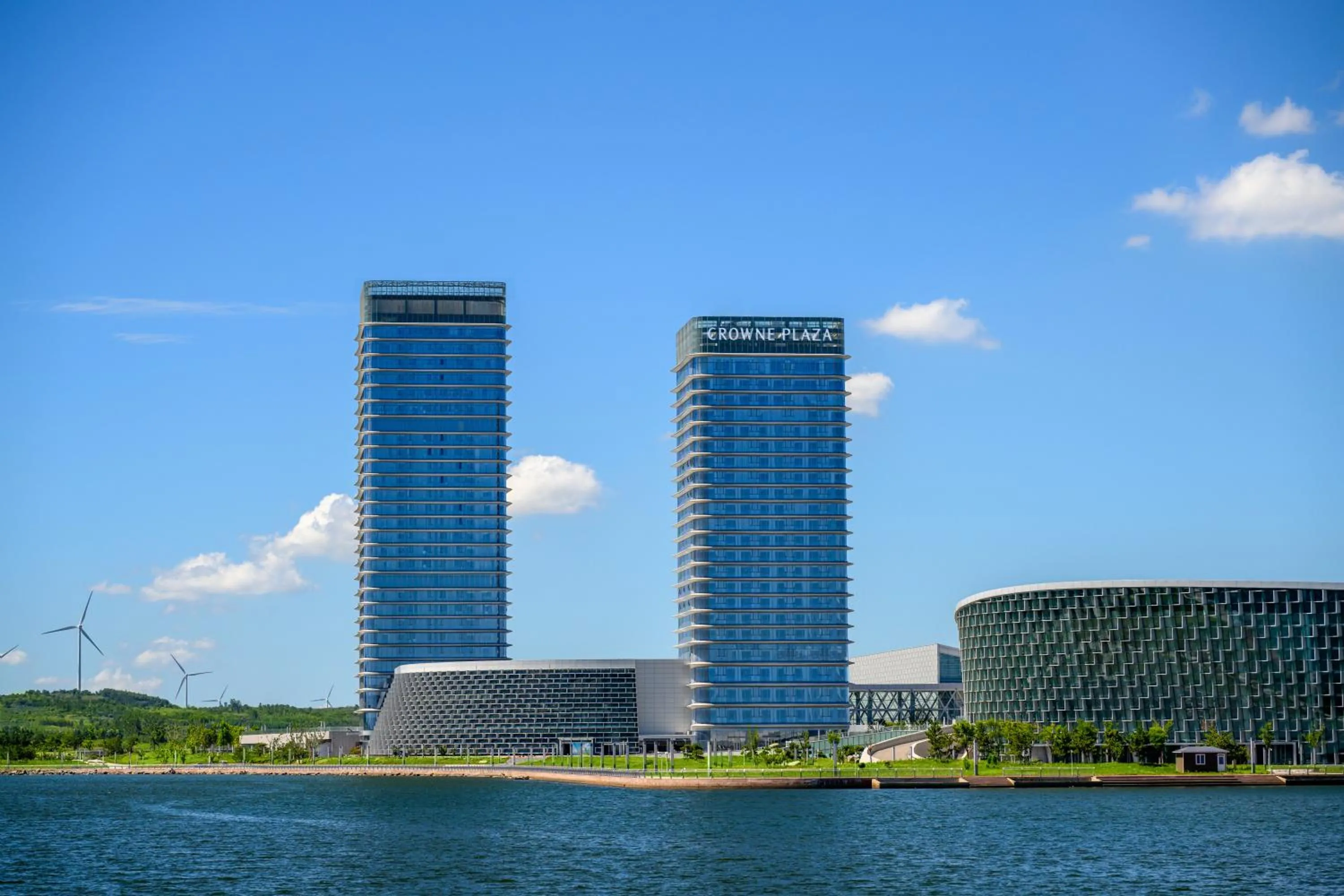 Property building in Crowne Plaza Weihai Binhai by IHG