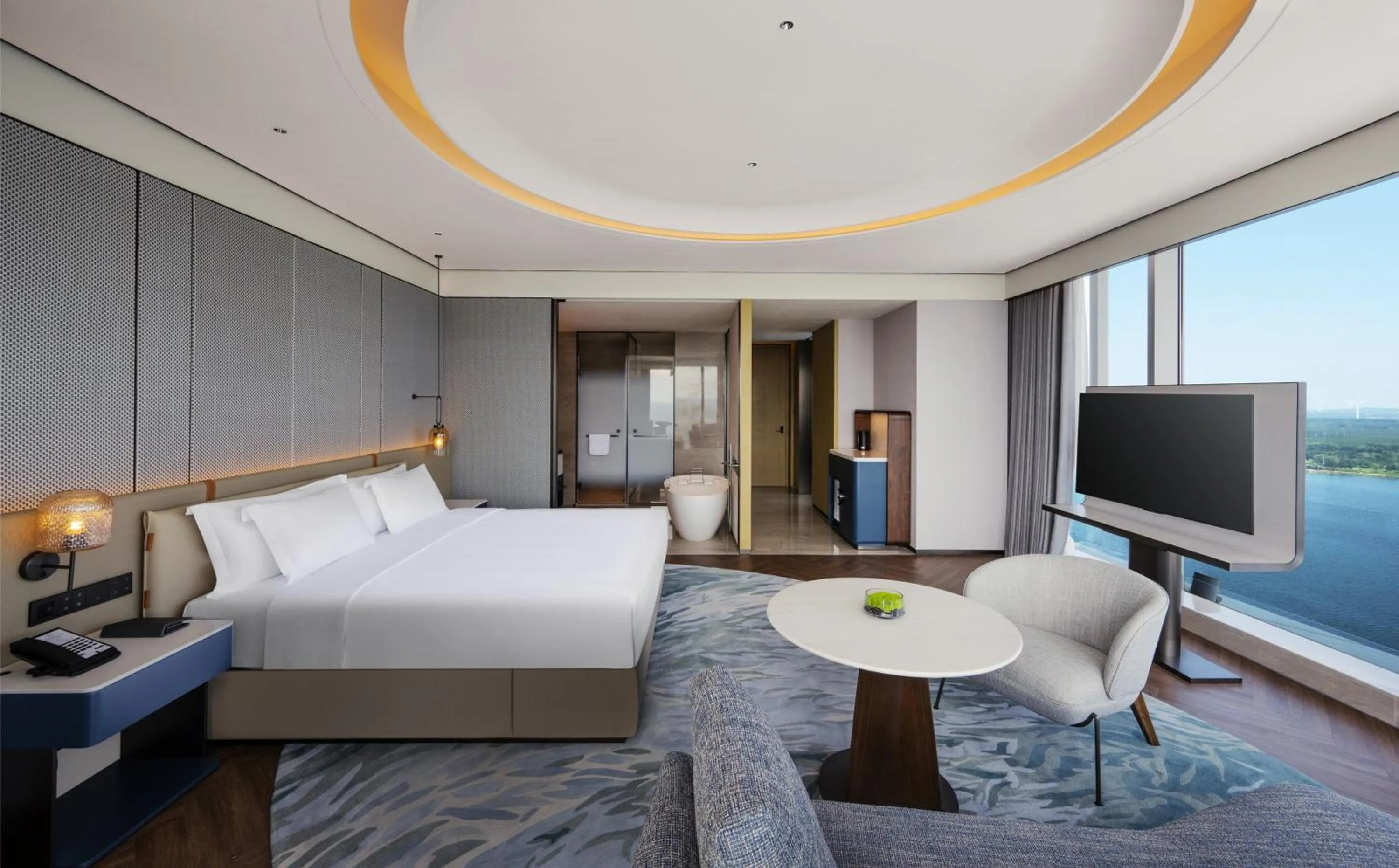 Photo of the whole room, Bed in Crowne Plaza Weihai Binhai by IHG