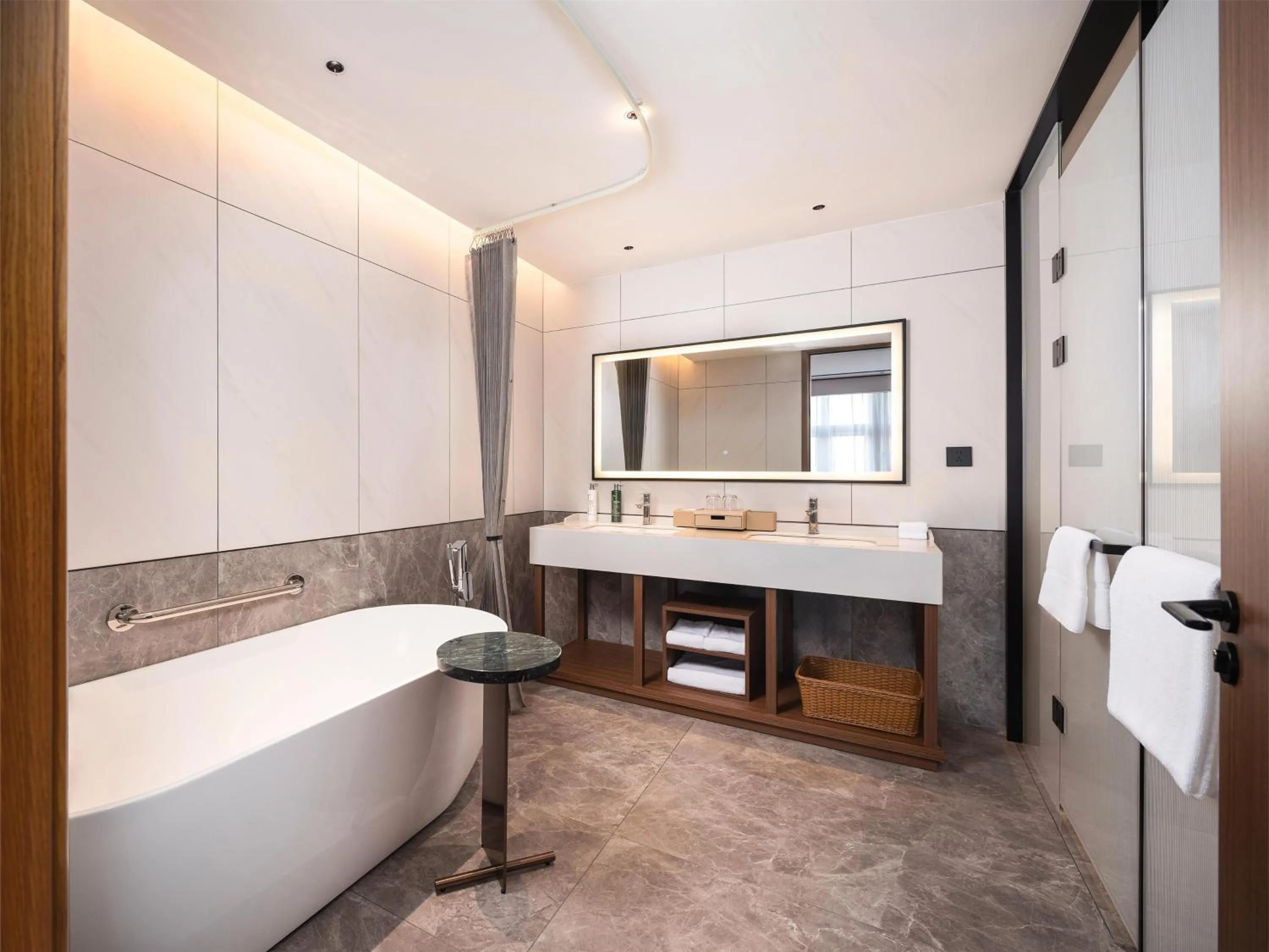 Bathroom, Bed in Hilton Garden Inn Huangshan Huizhou