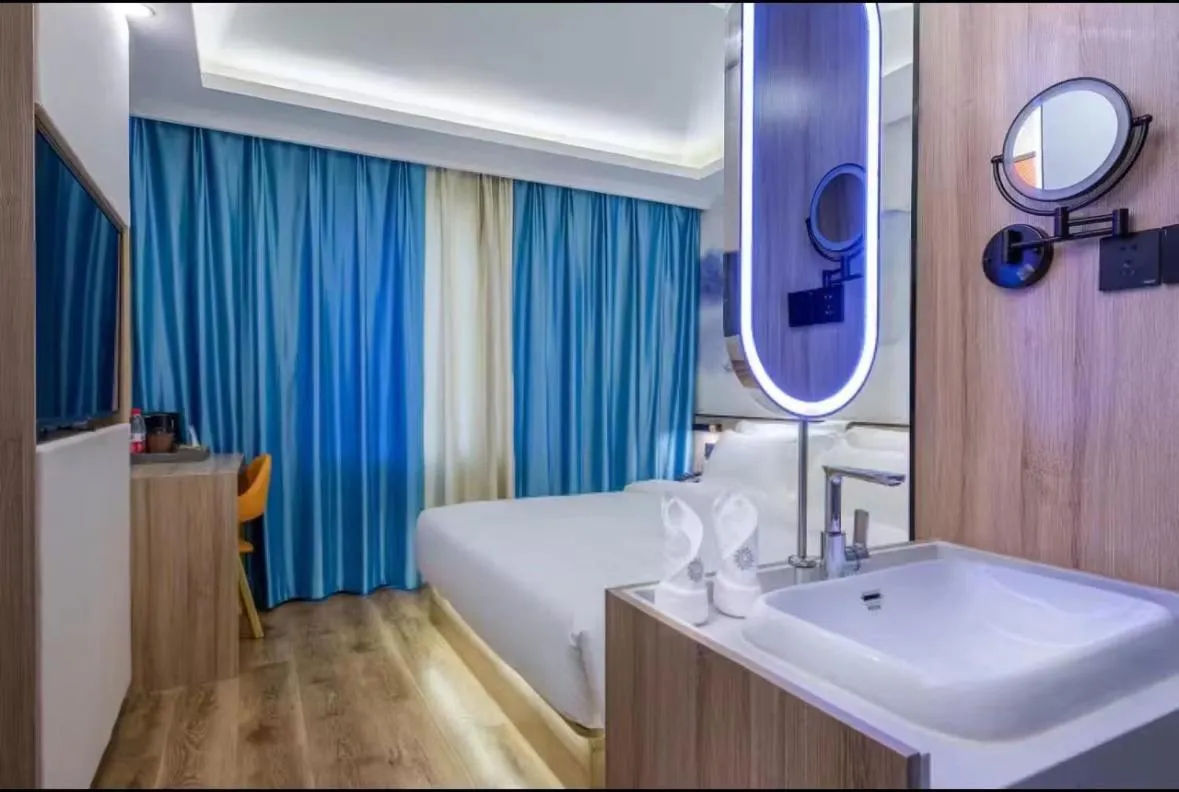 Bedroom, Bed in Floral Hotel Qingdao Dreamship Seaview Hotel