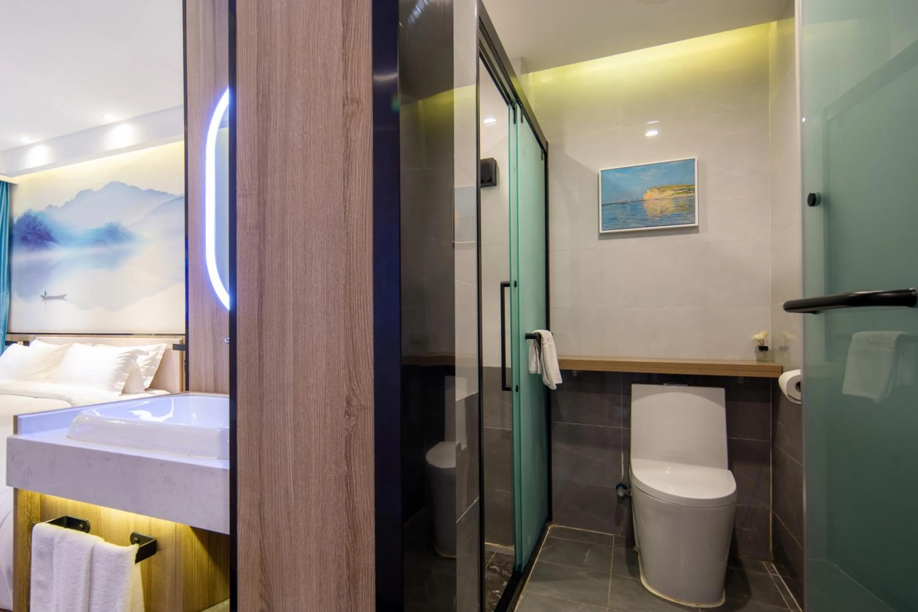 Toilet, Bed in Floral Hotel Qingdao Dreamship Seaview Hotel