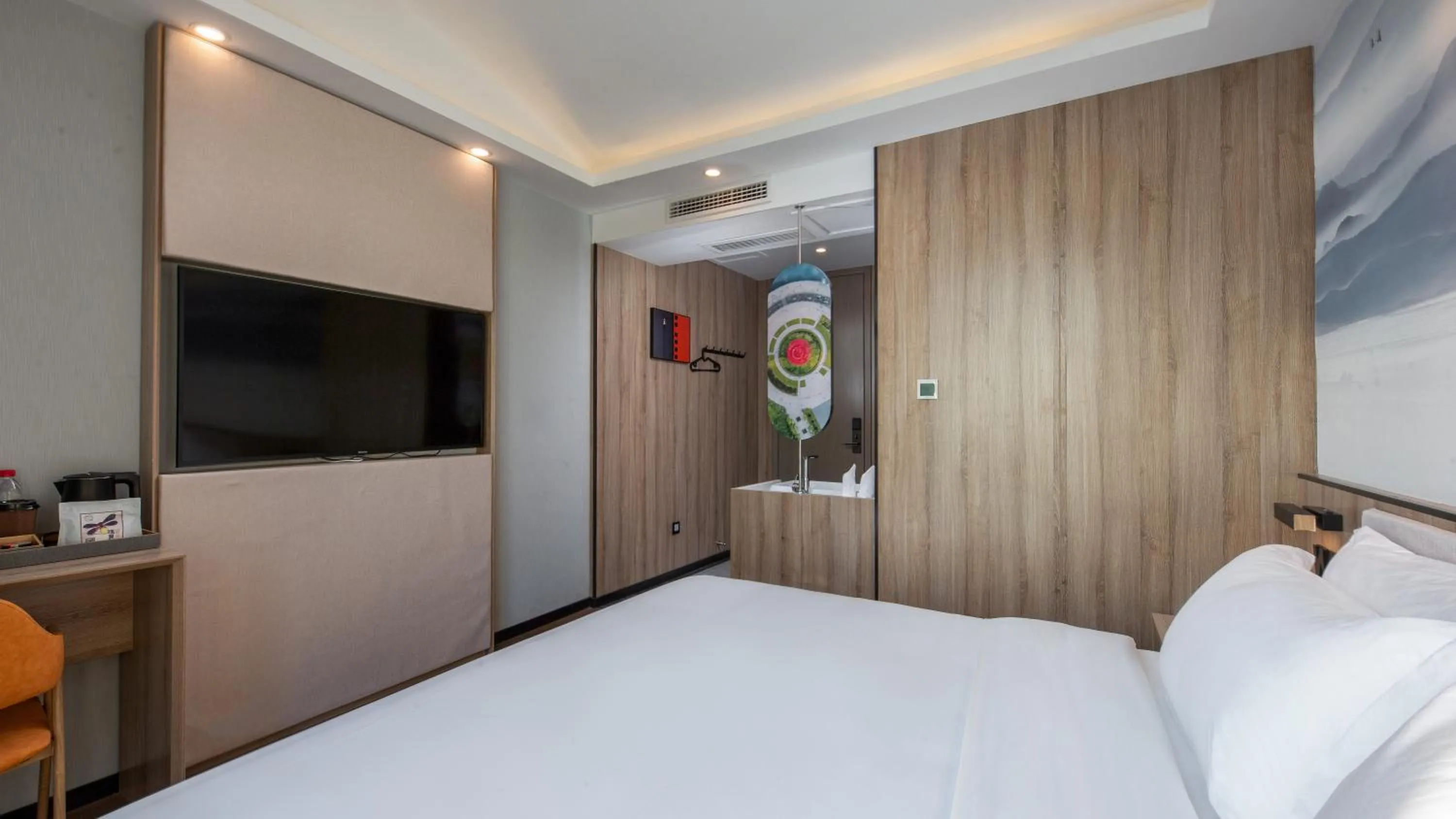 Bedroom, Bed in Floral Hotel Qingdao Dreamship Seaview Hotel