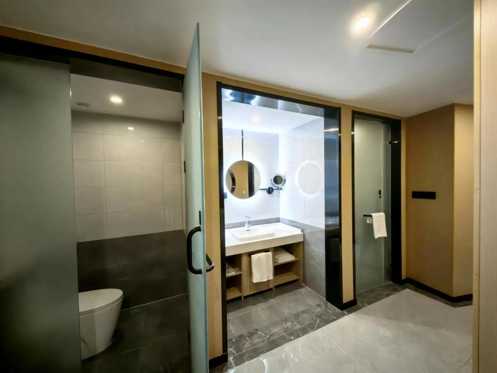 Toilet in Floral Hotel Qingdao Dreamship Seaview Hotel