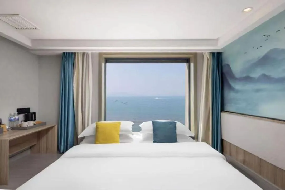 Bedroom, Bed in Floral Hotel Qingdao Dreamship Seaview Hotel