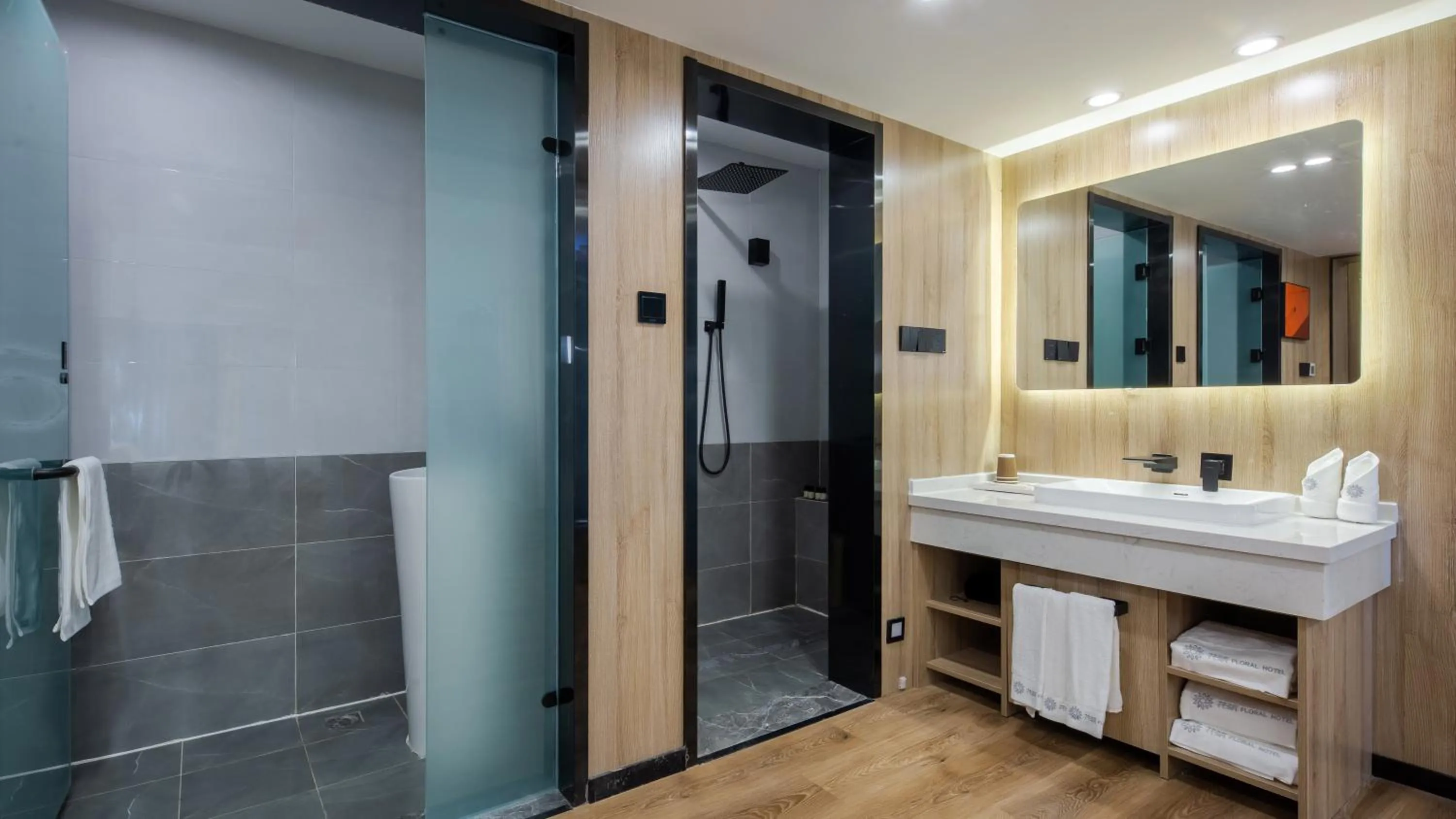 Toilet in Floral Hotel Qingdao Dreamship Seaview Hotel