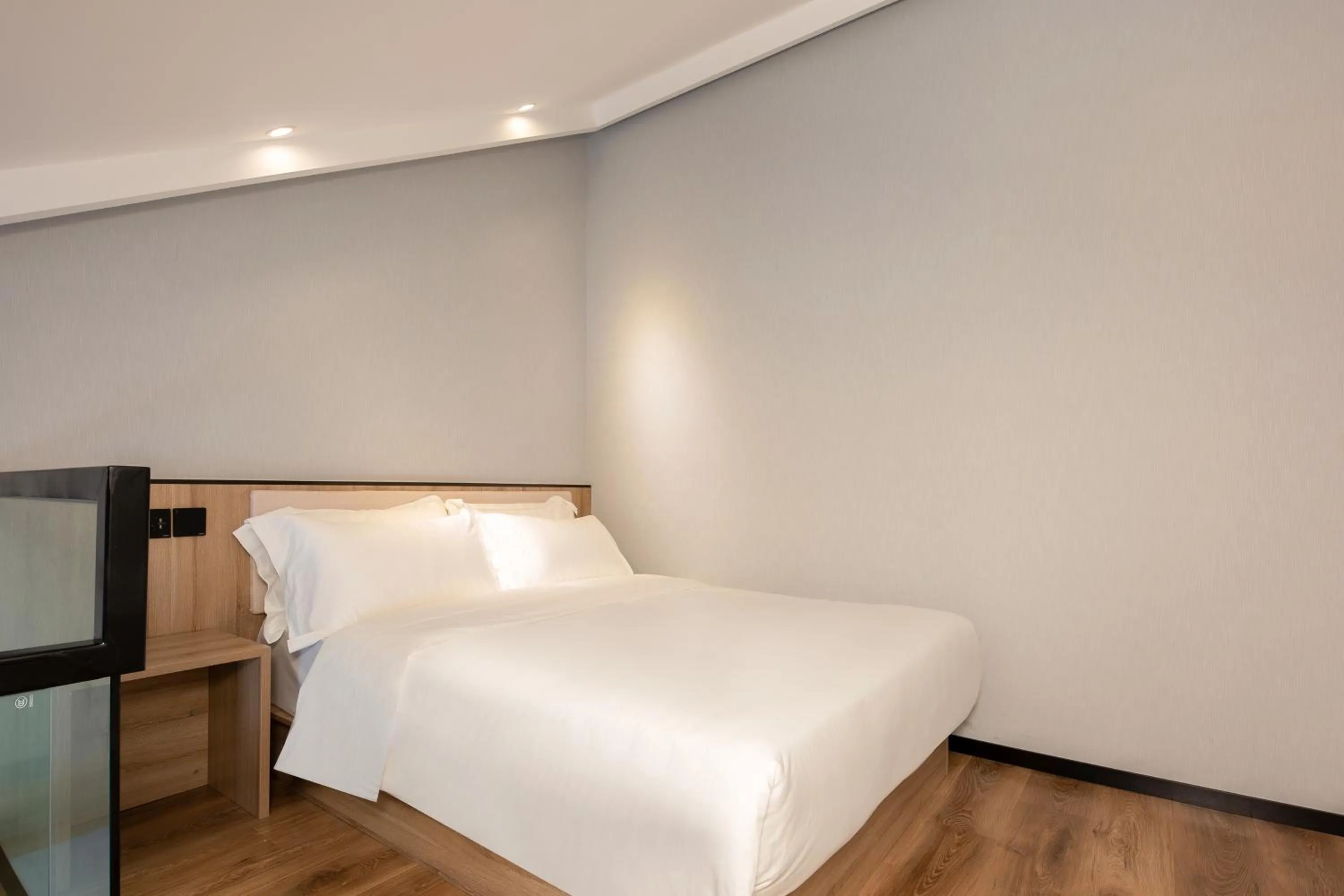 Bedroom, Bed in Floral Hotel Qingdao Dreamship Seaview Hotel