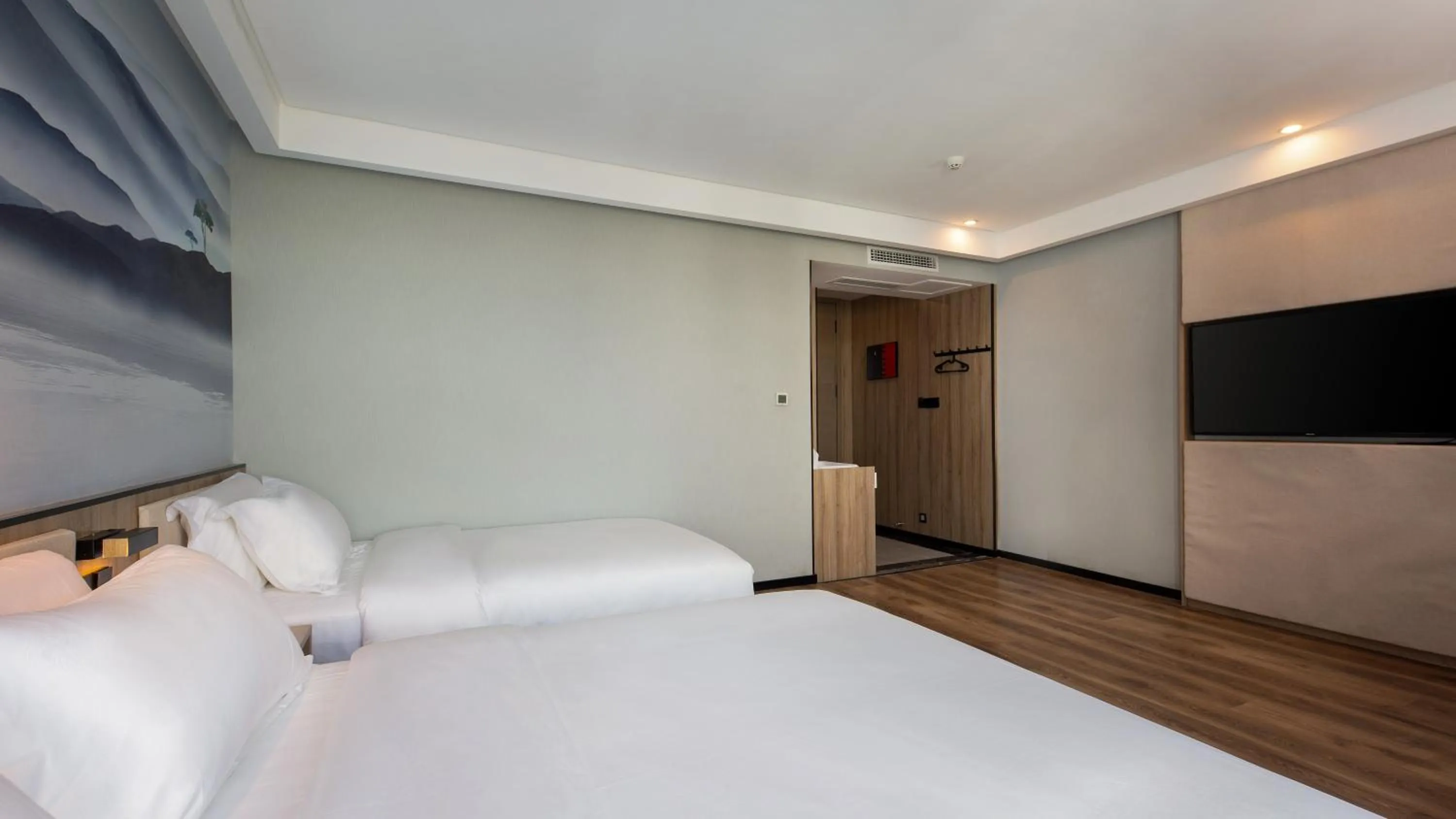 Bedroom, Bed in Floral Hotel Qingdao Dreamship Seaview Hotel