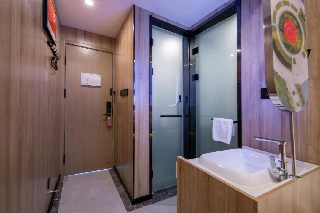 Bathroom in Floral Hotel Qingdao Dreamship Seaview Hotel