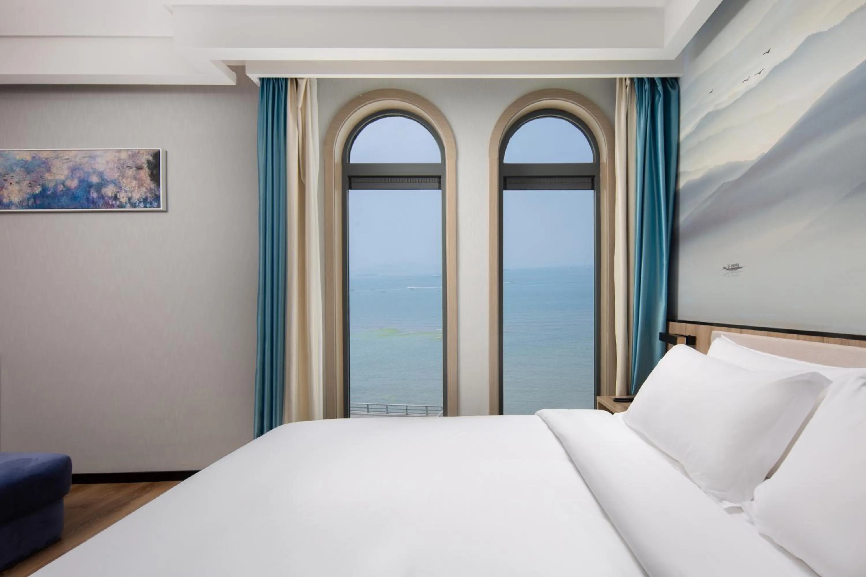 Bedroom, Bed in Floral Hotel Qingdao Dreamship Seaview Hotel