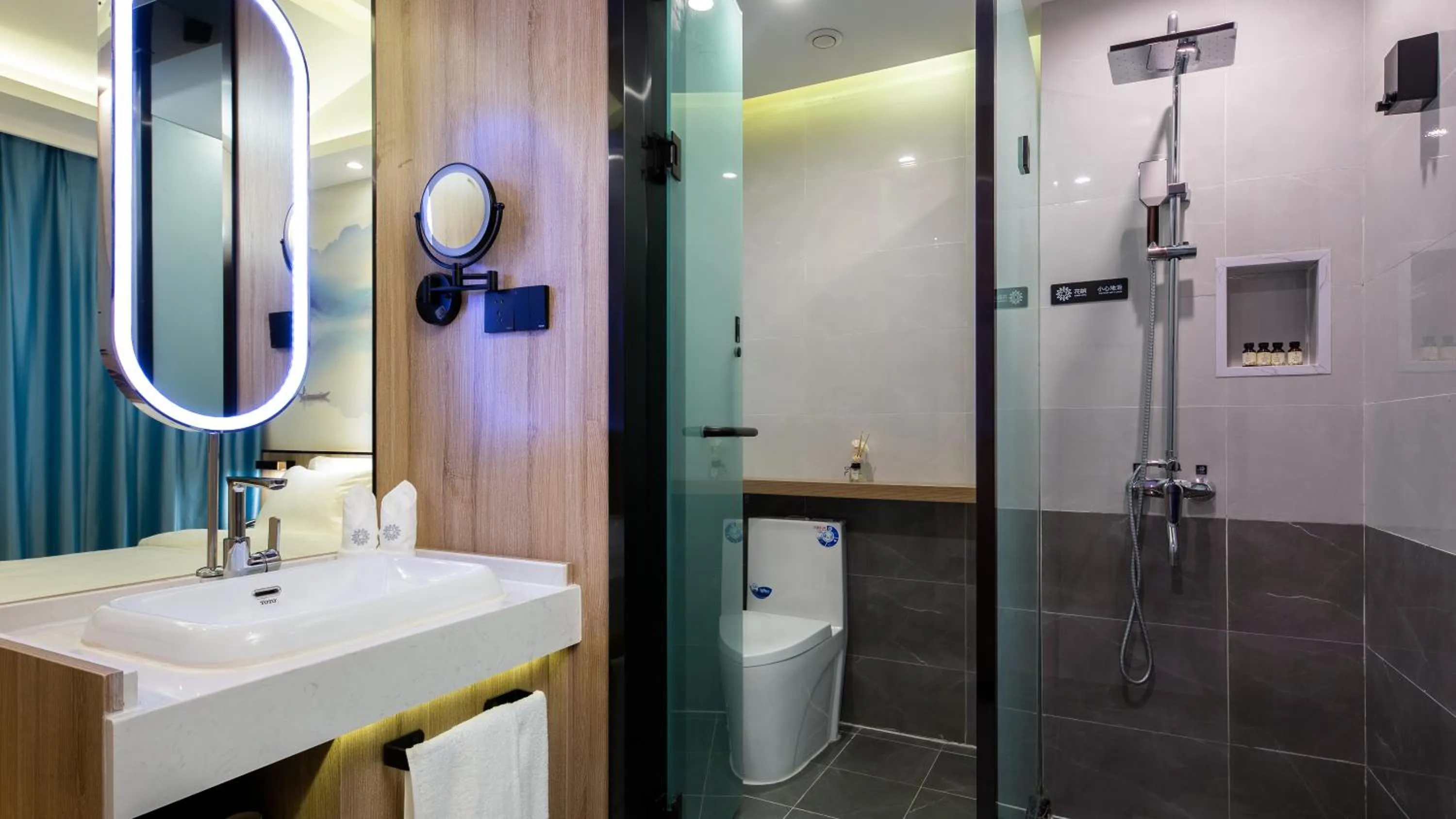 Toilet in Floral Hotel Qingdao Dreamship Seaview Hotel