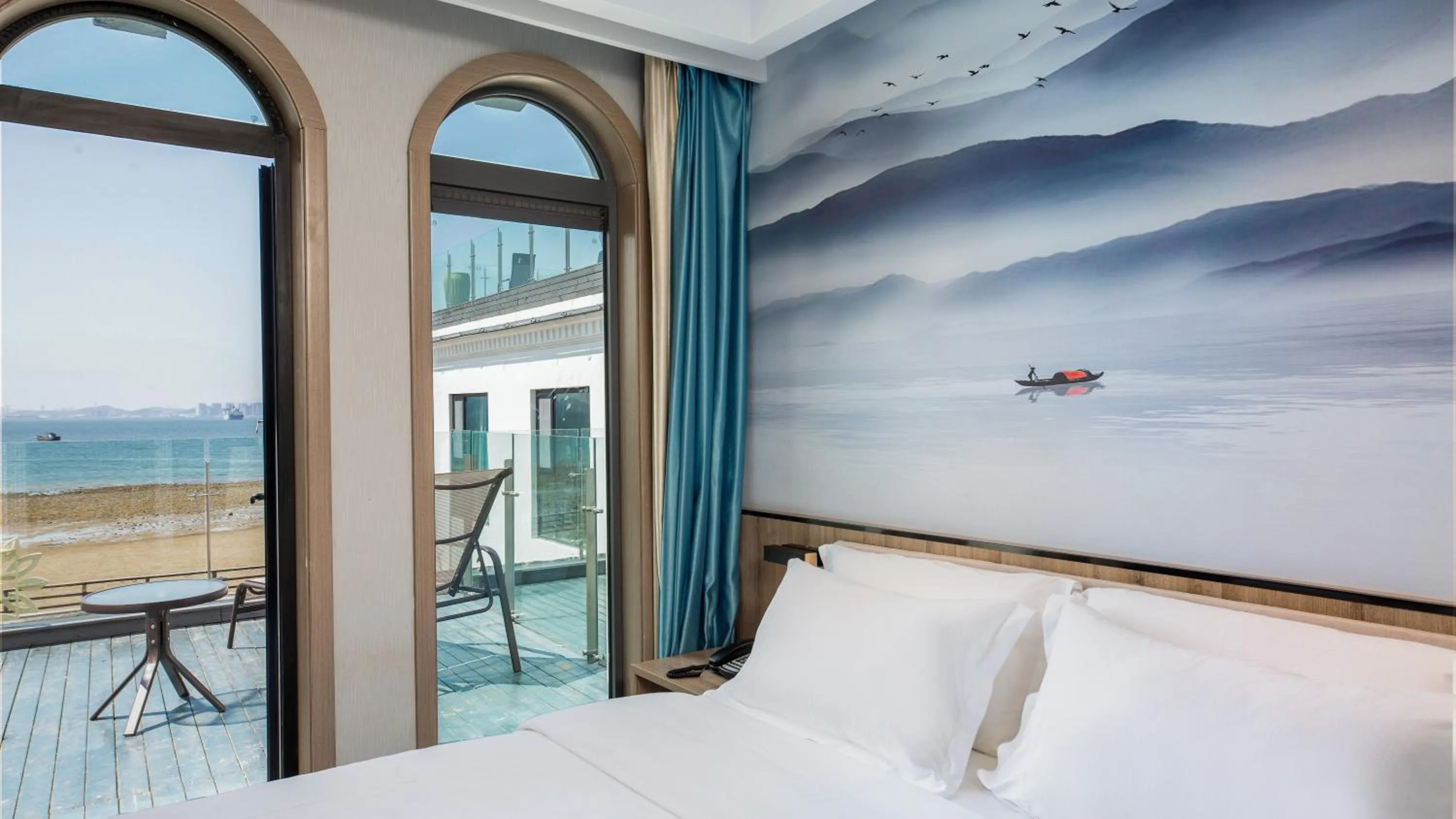 Bedroom, Bed in Floral Hotel Qingdao Dreamship Seaview Hotel
