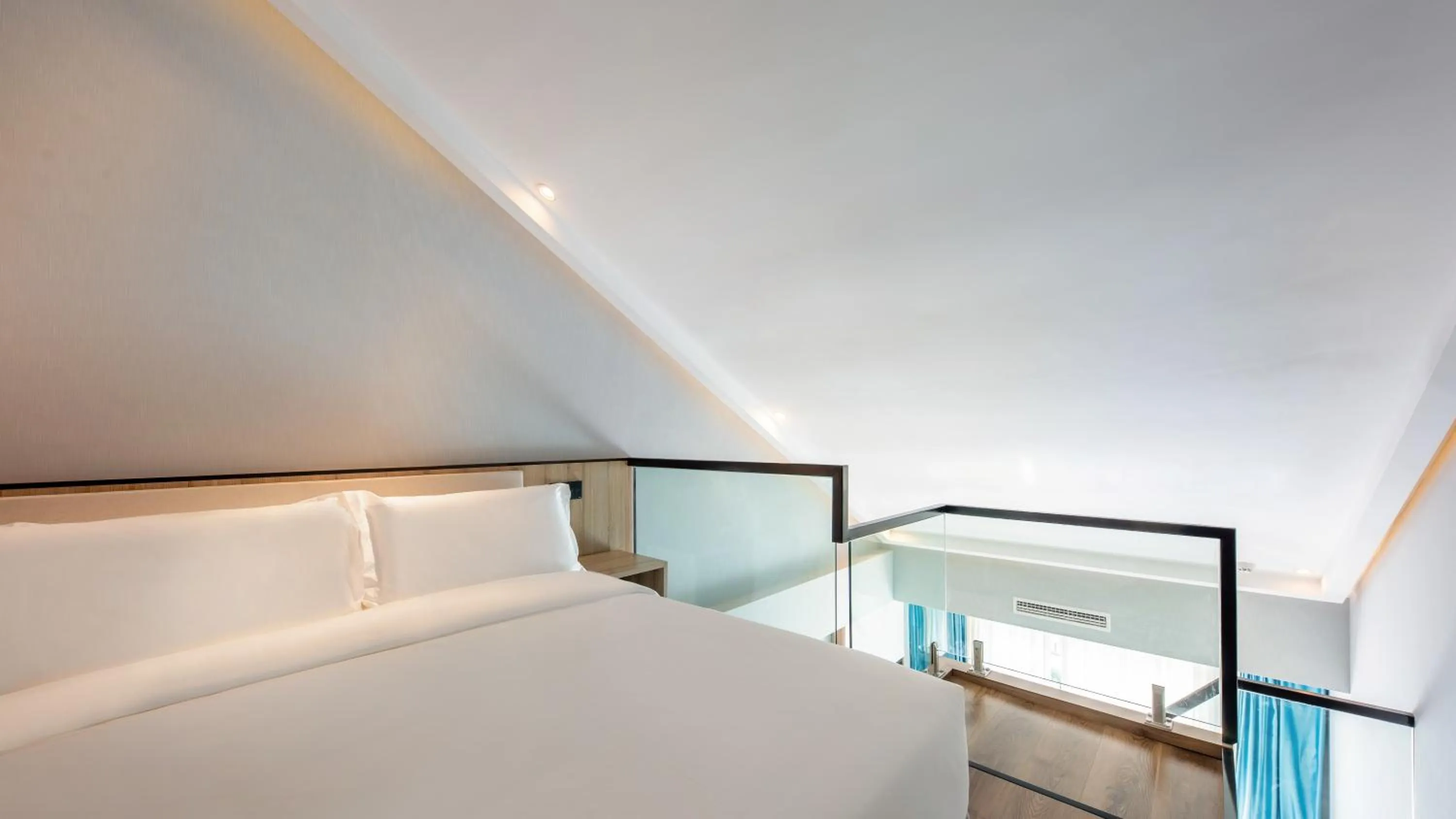 Bedroom, Bed in Floral Hotel Qingdao Dreamship Seaview Hotel