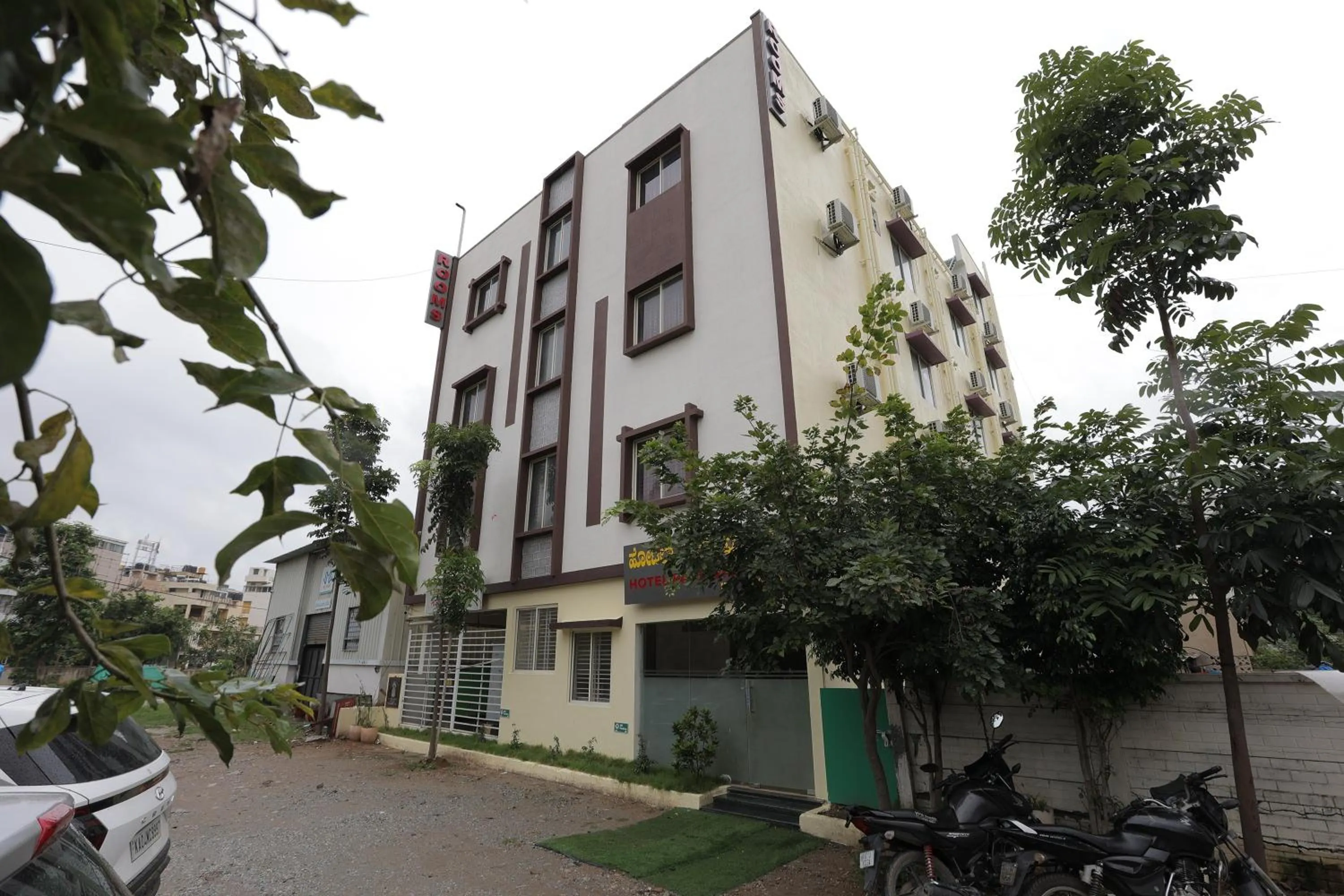 Property building in Hotel Parkview Inn