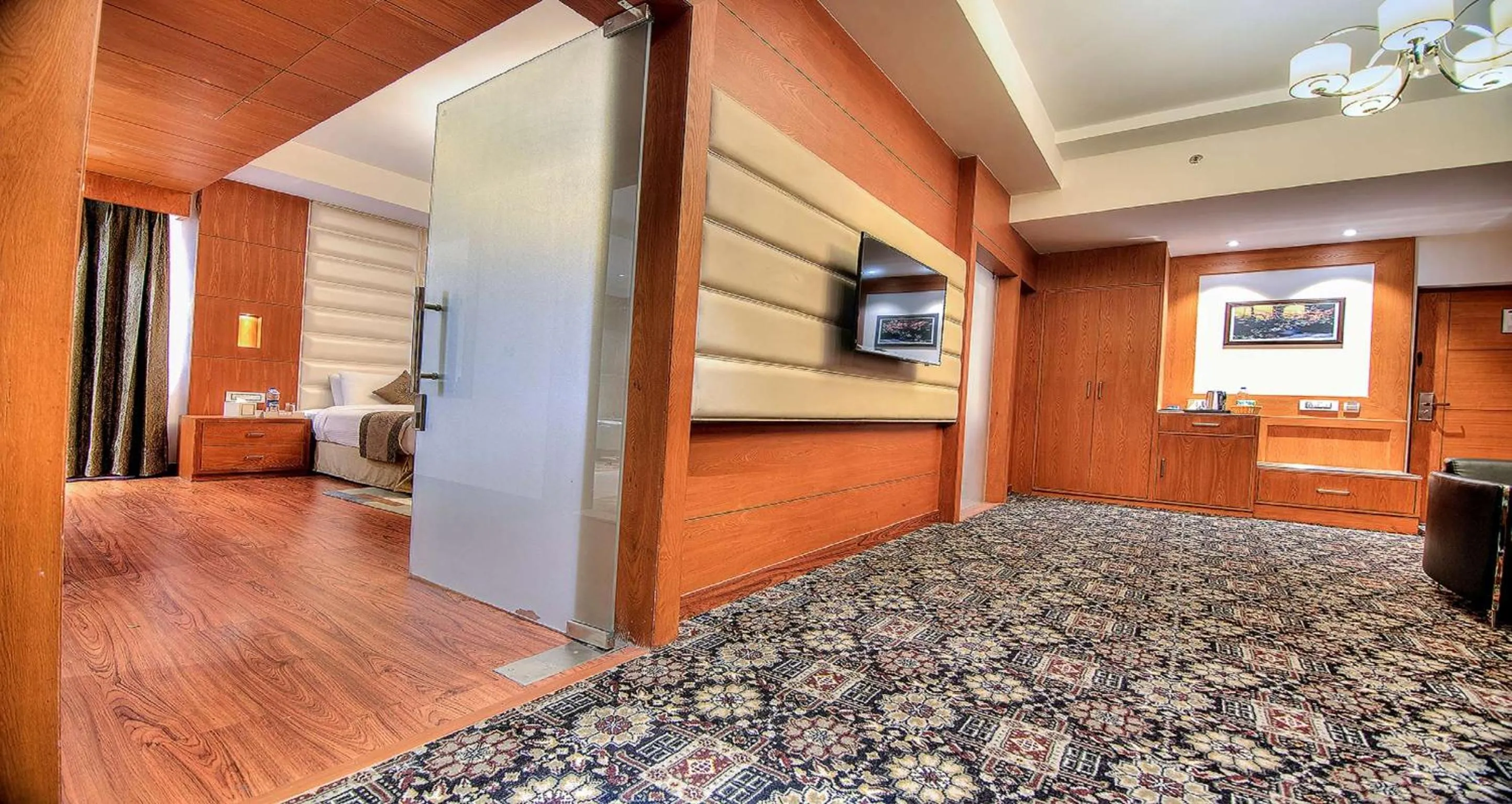 Photo of the whole room, Bed in Best Western Summerlea