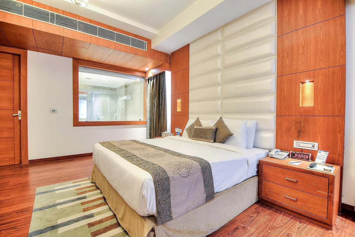 Photo of the whole room, Bed in Best Western Summerlea