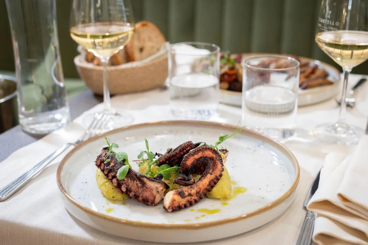 Restaurant/places to eat in Hotel Castello