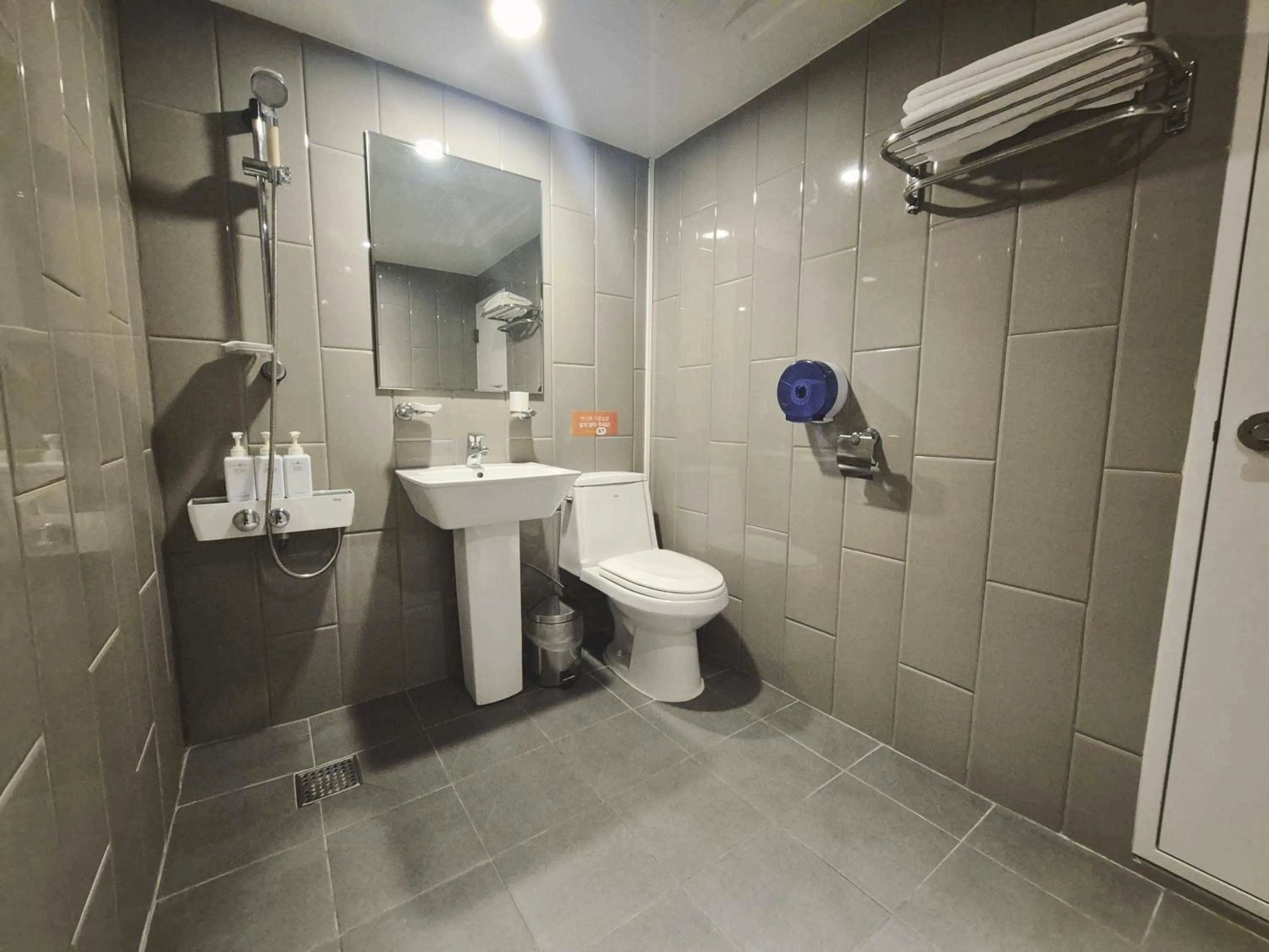 Toilet in AnOn Hostel Seongsu-Konkuk