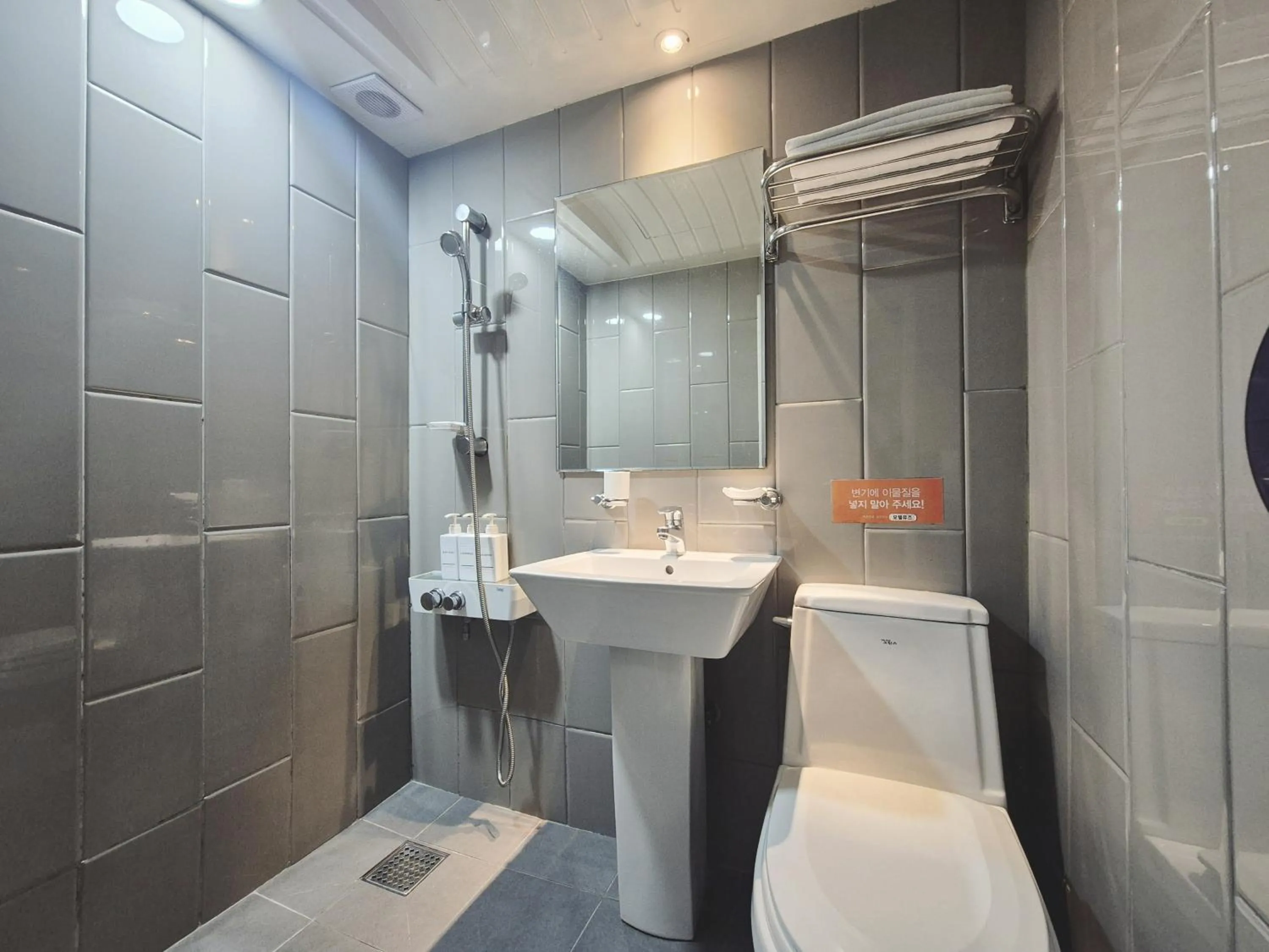 Photo of the whole room in AnOn Hostel Seongsu-Konkuk