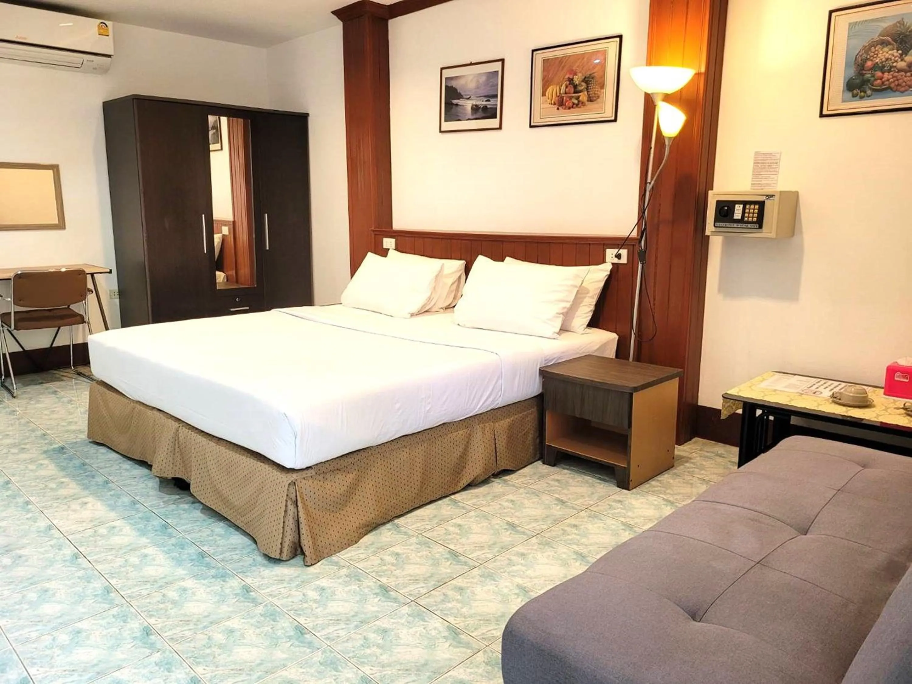 Photo of the whole room, Bed in Rabbit Mansion Patong Hotel