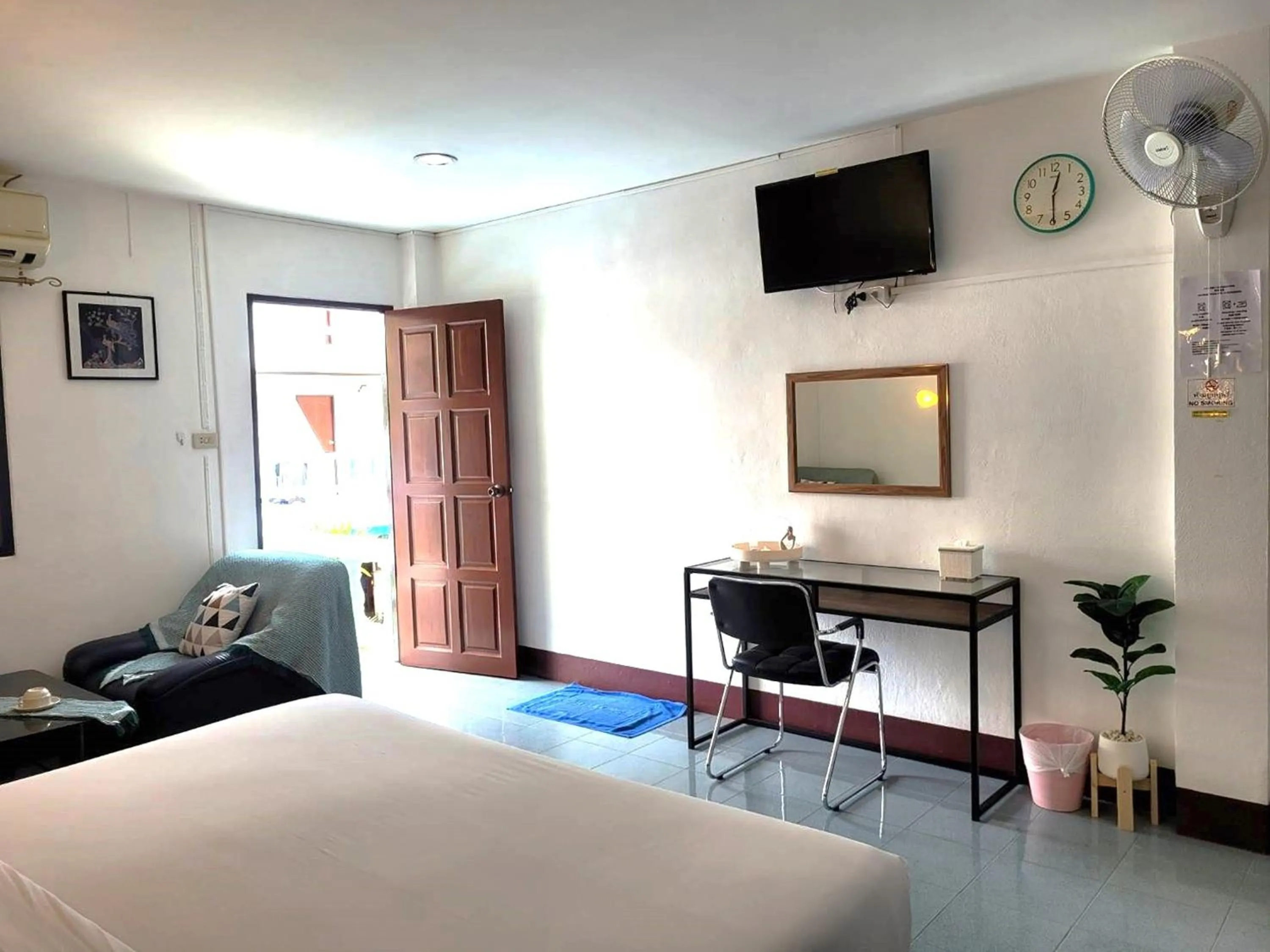 Photo of the whole room, Bed in Rabbit Mansion Patong Hotel