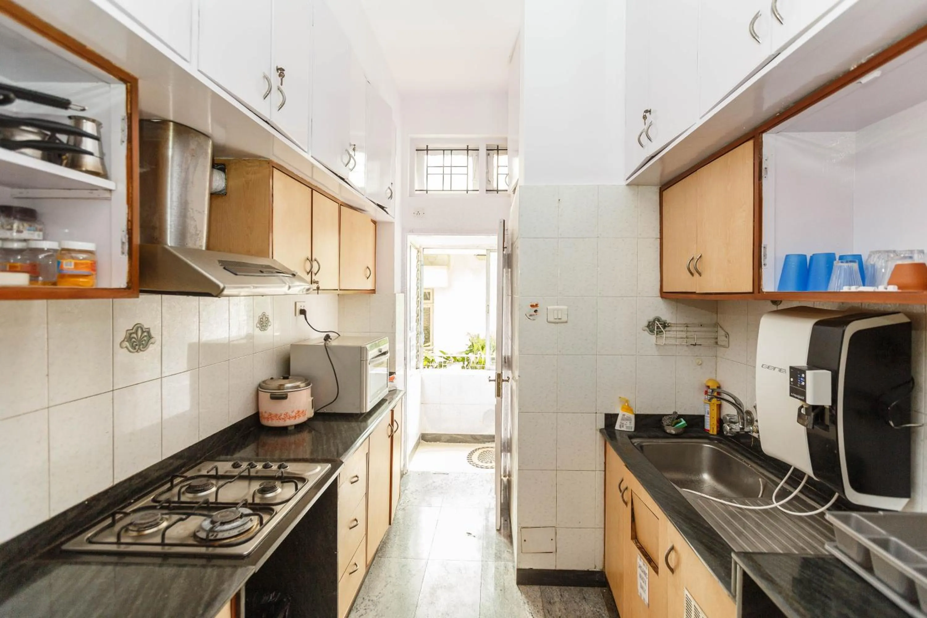 Communal kitchen in Locul Uptown - Near Bangalore Palace Grounds