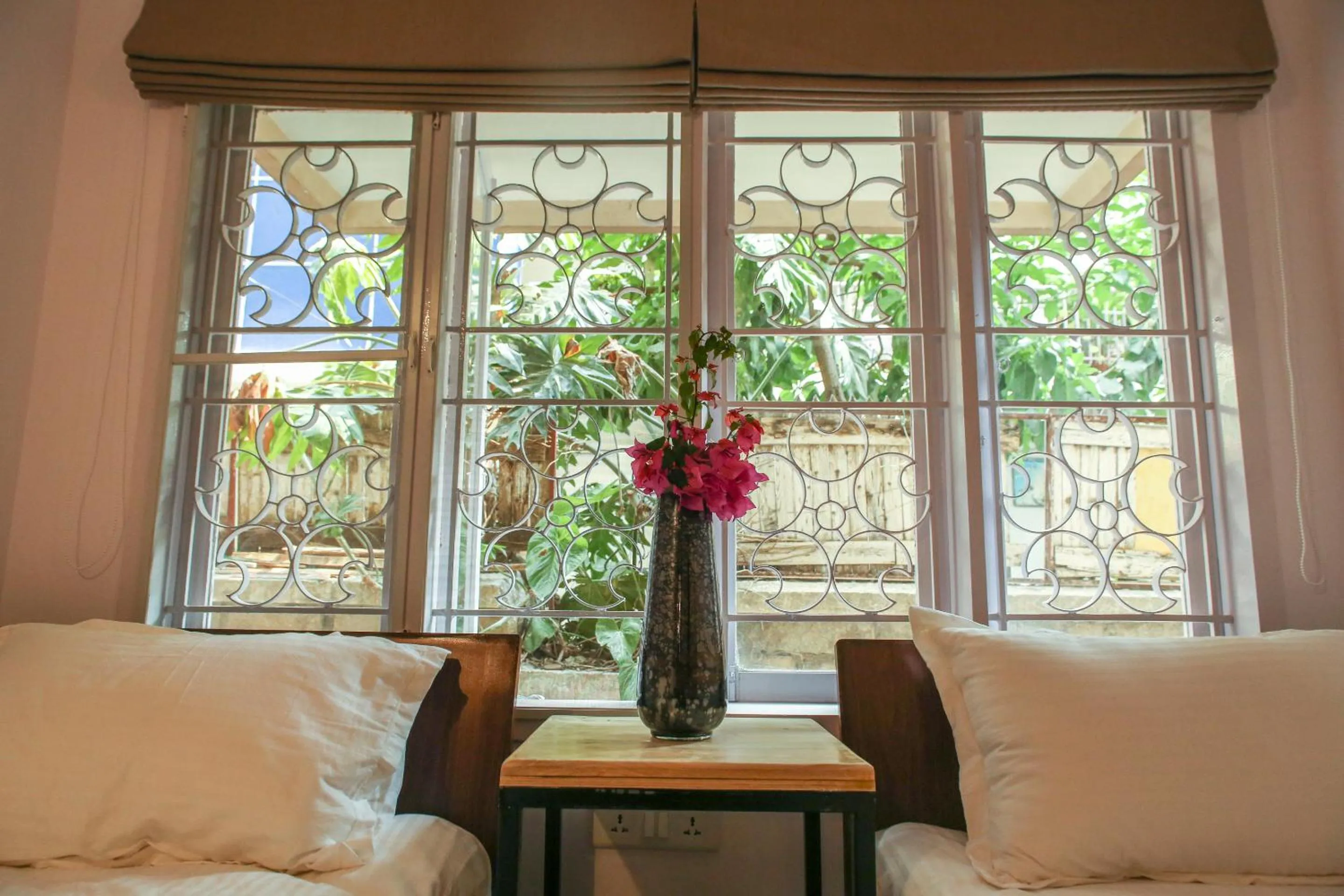 Bedroom in Locul Uptown - Near Bangalore Palace Grounds