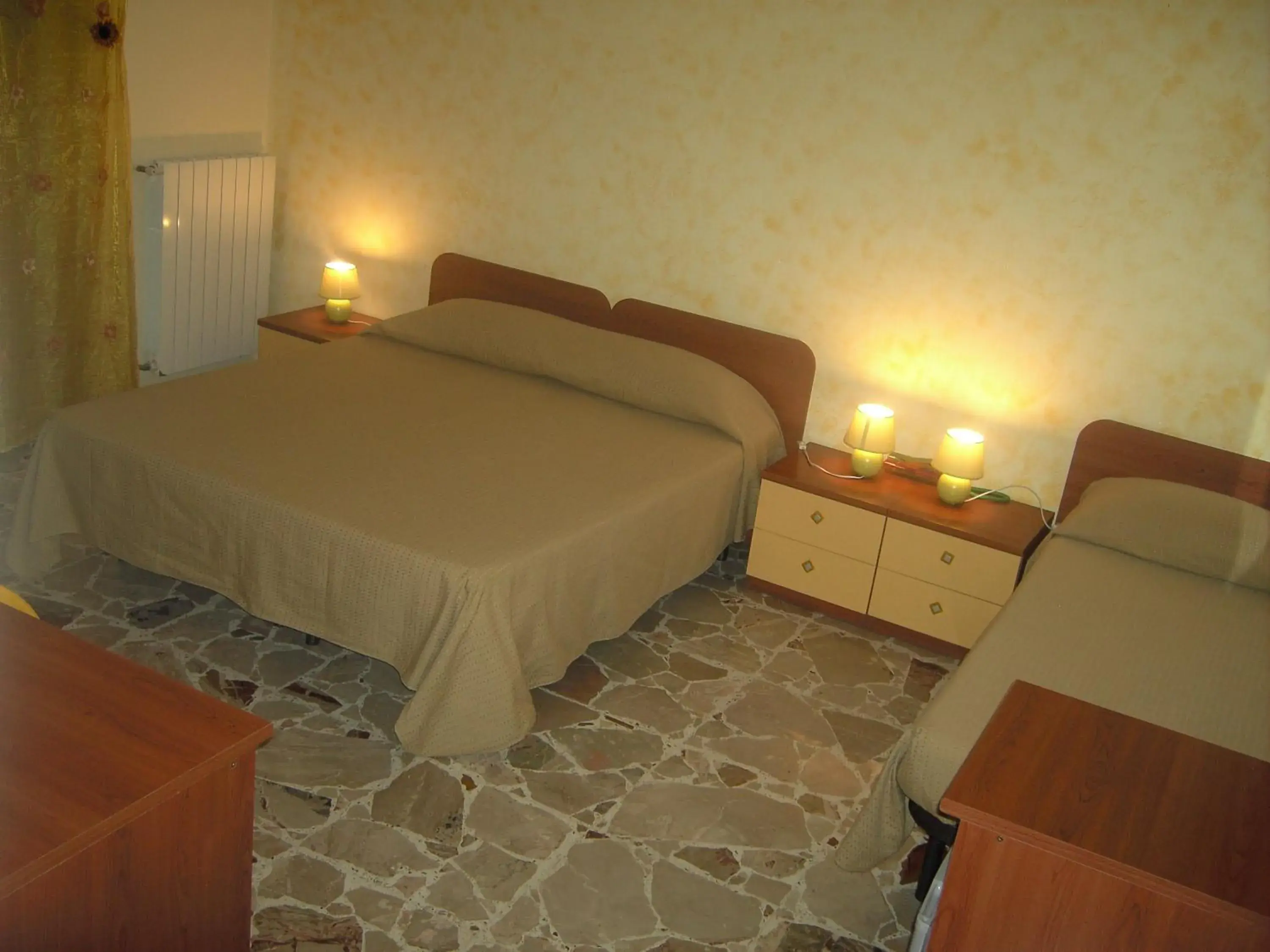 Quadruple Room with Bath in Etna Inn Quadruple Room with Bath in Etna Inn