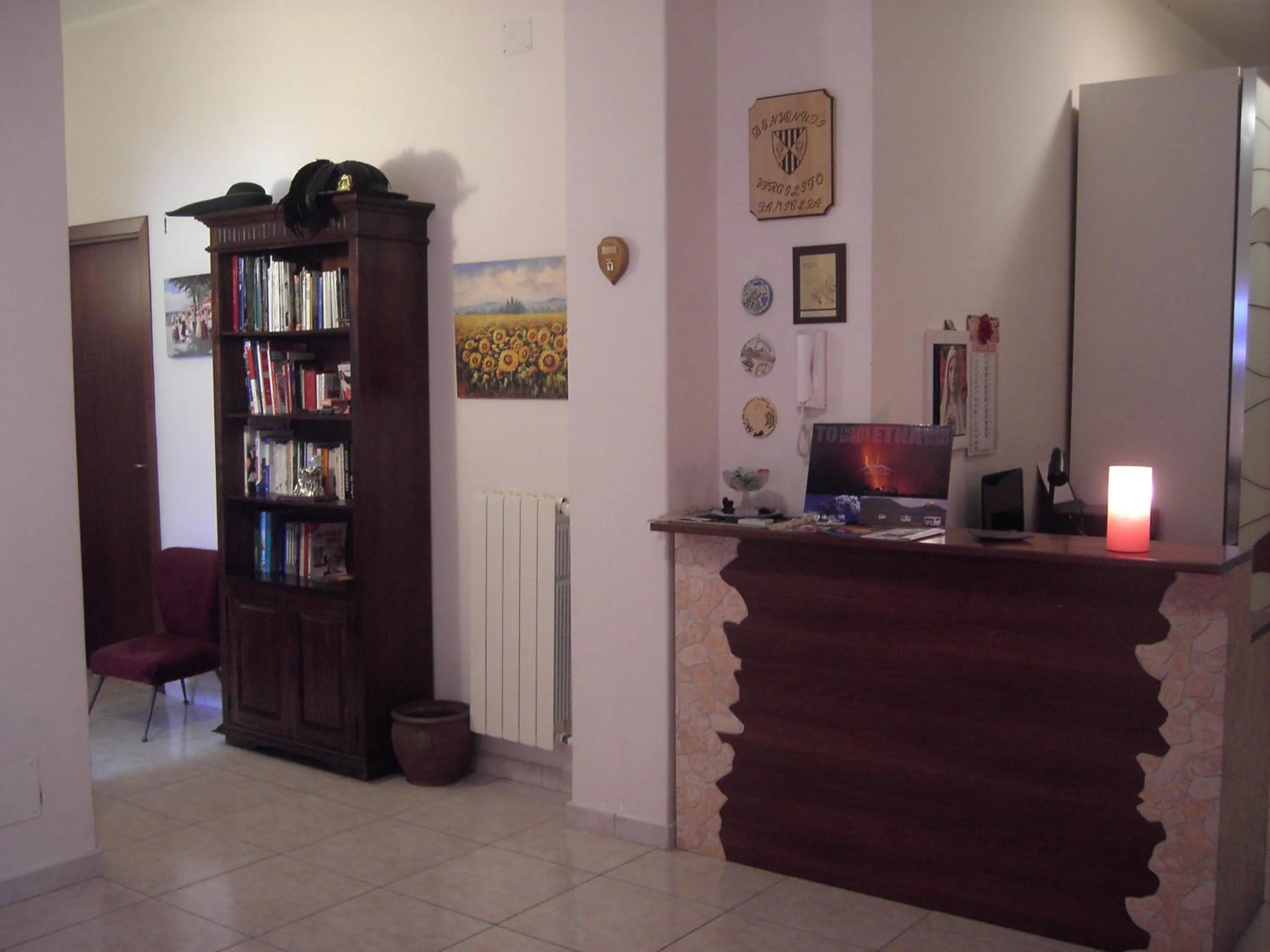 Lobby or reception in Etna Inn