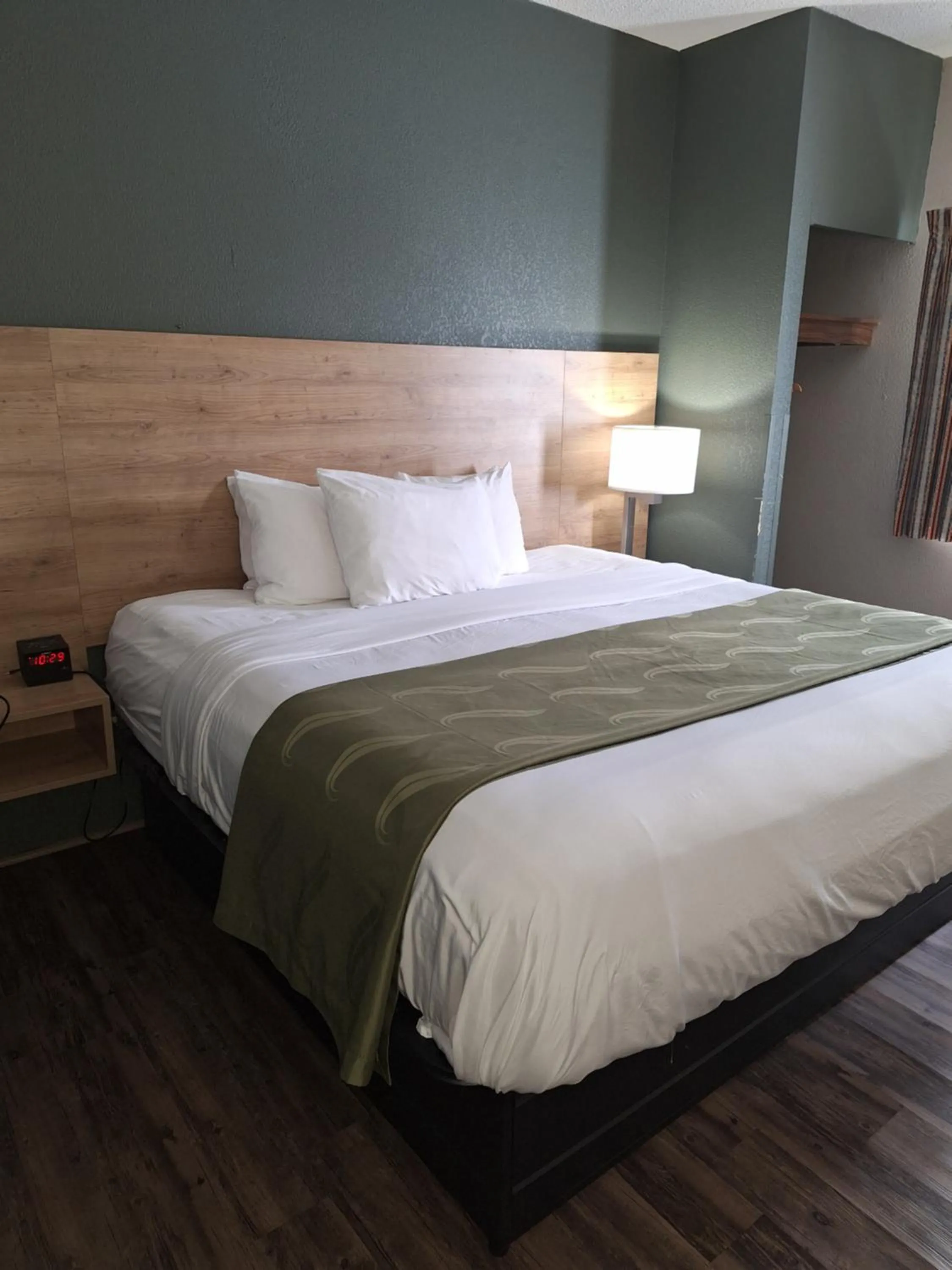Deluxe Queen Suite in Edn Hotel Lincoln