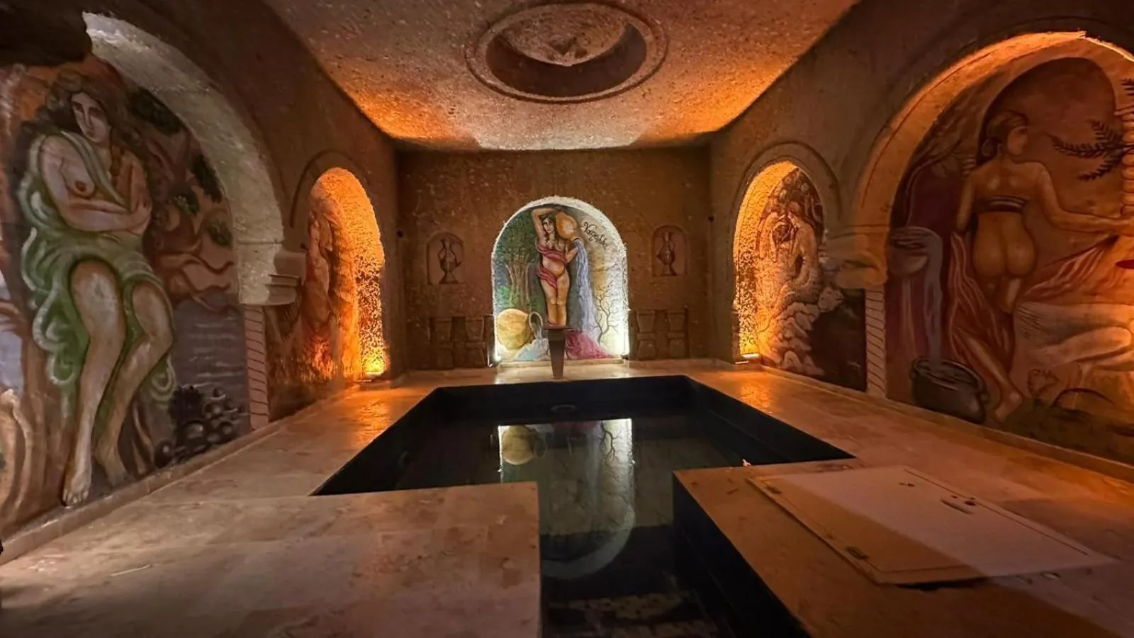 Swimming pool in Vanessa Cave Hotel