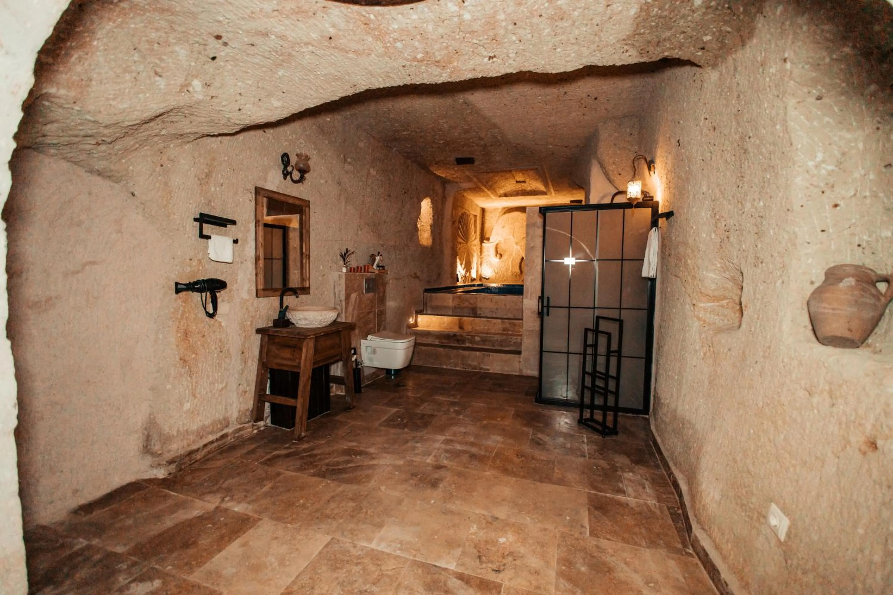 Bathroom, Bed in Vanessa Cave Hotel
