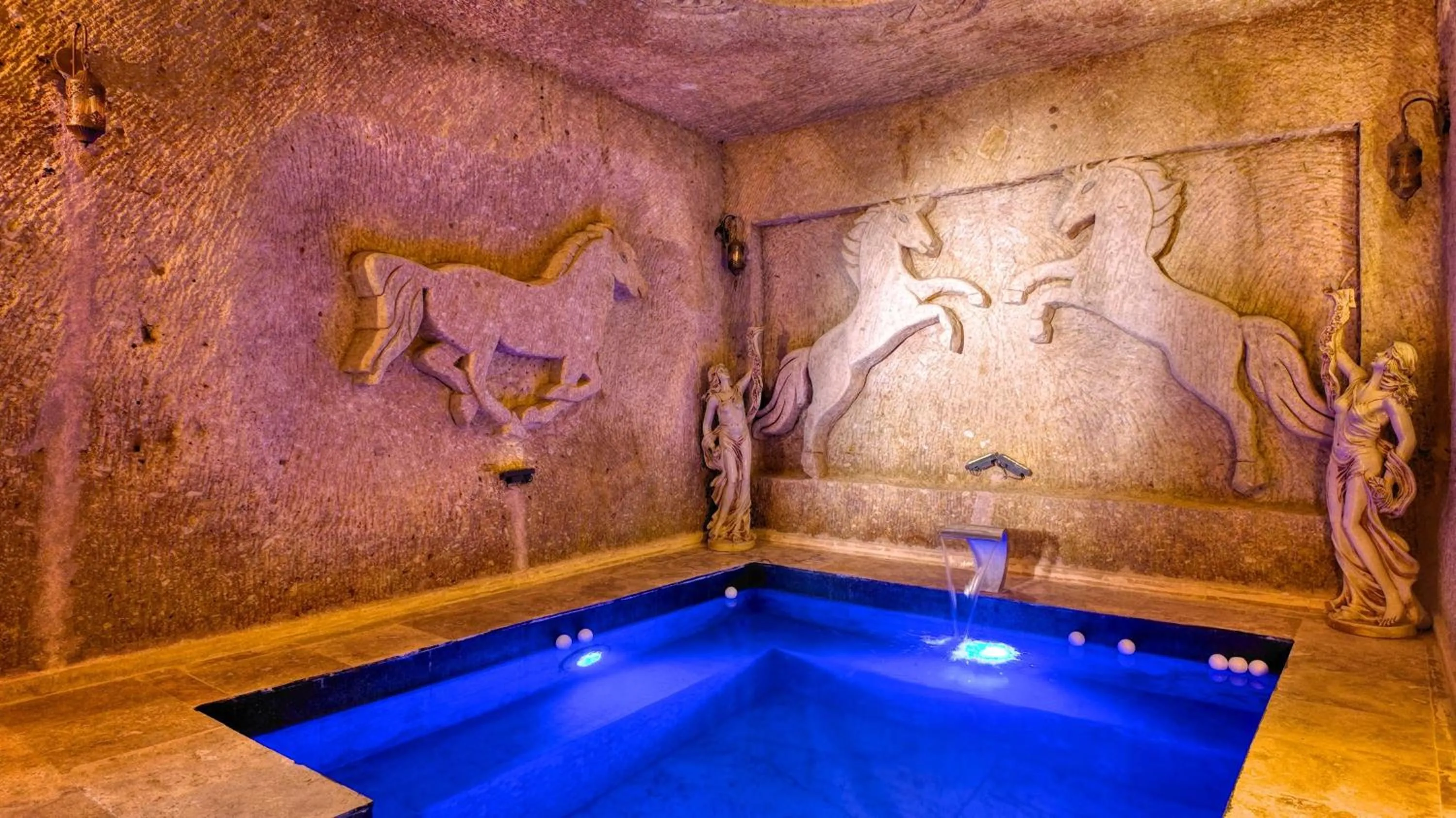 Swimming pool in Vanessa Cave Hotel