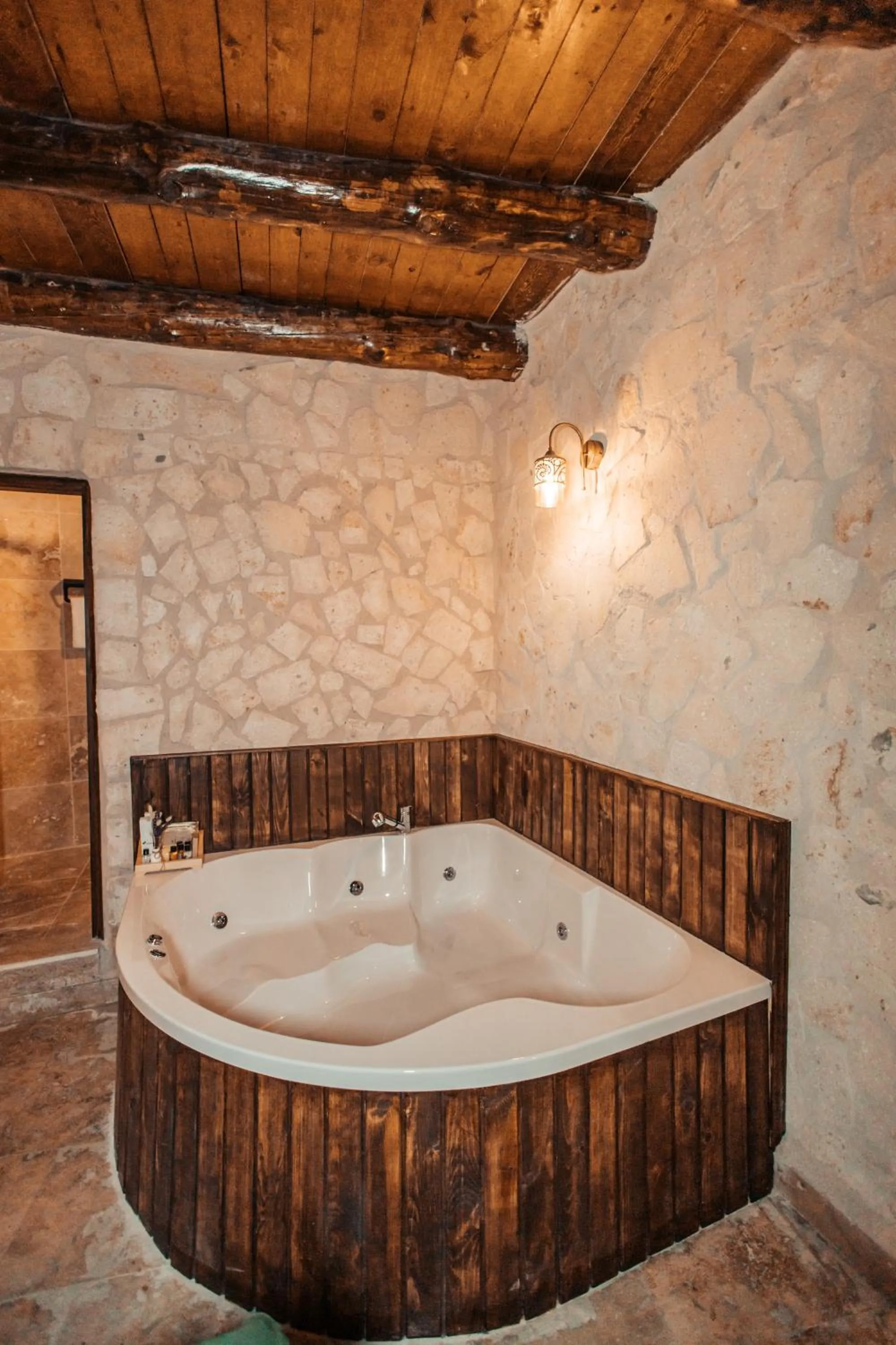 Hot Tub in Vanessa Cave Hotel