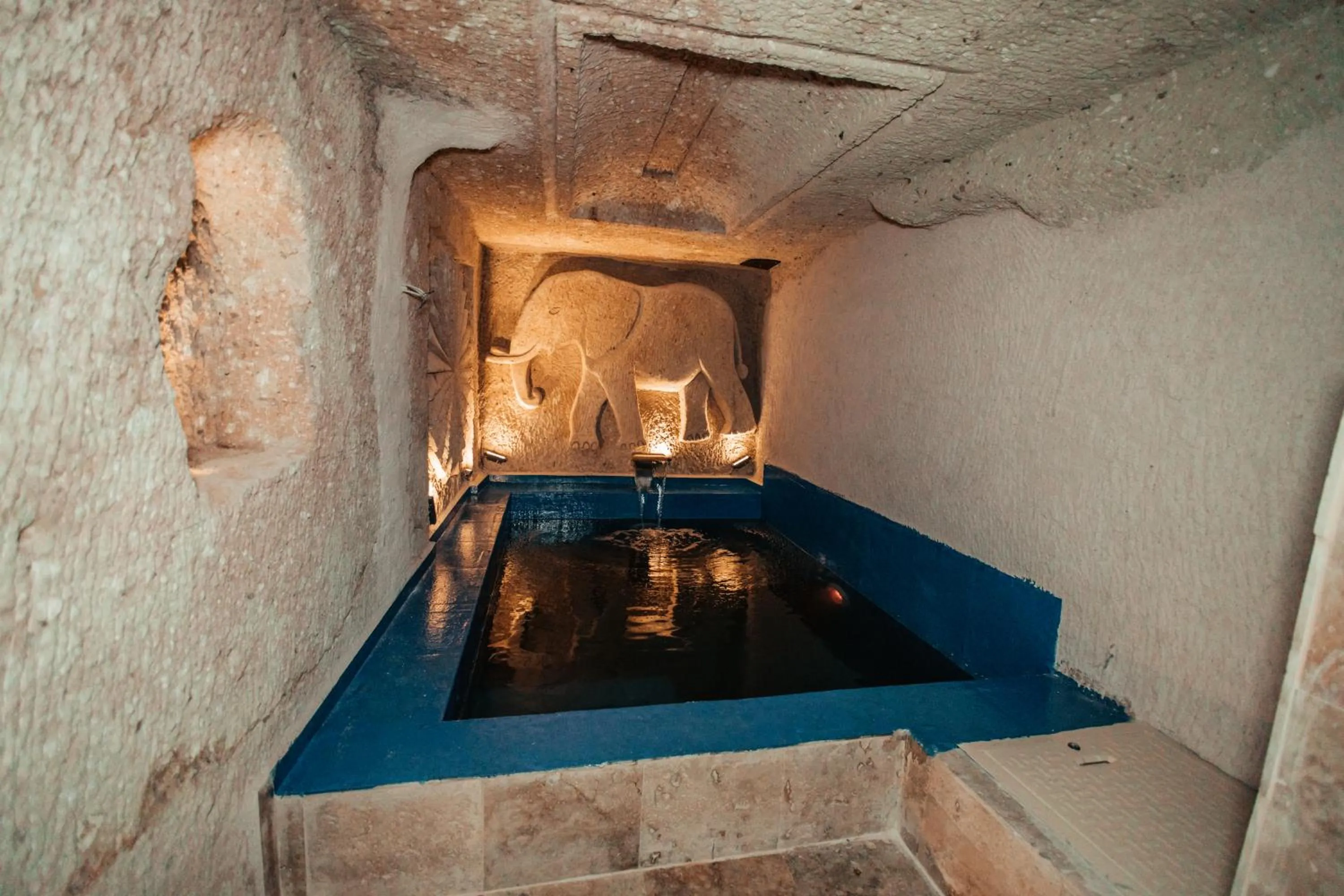 Swimming pool in Vanessa Cave Hotel